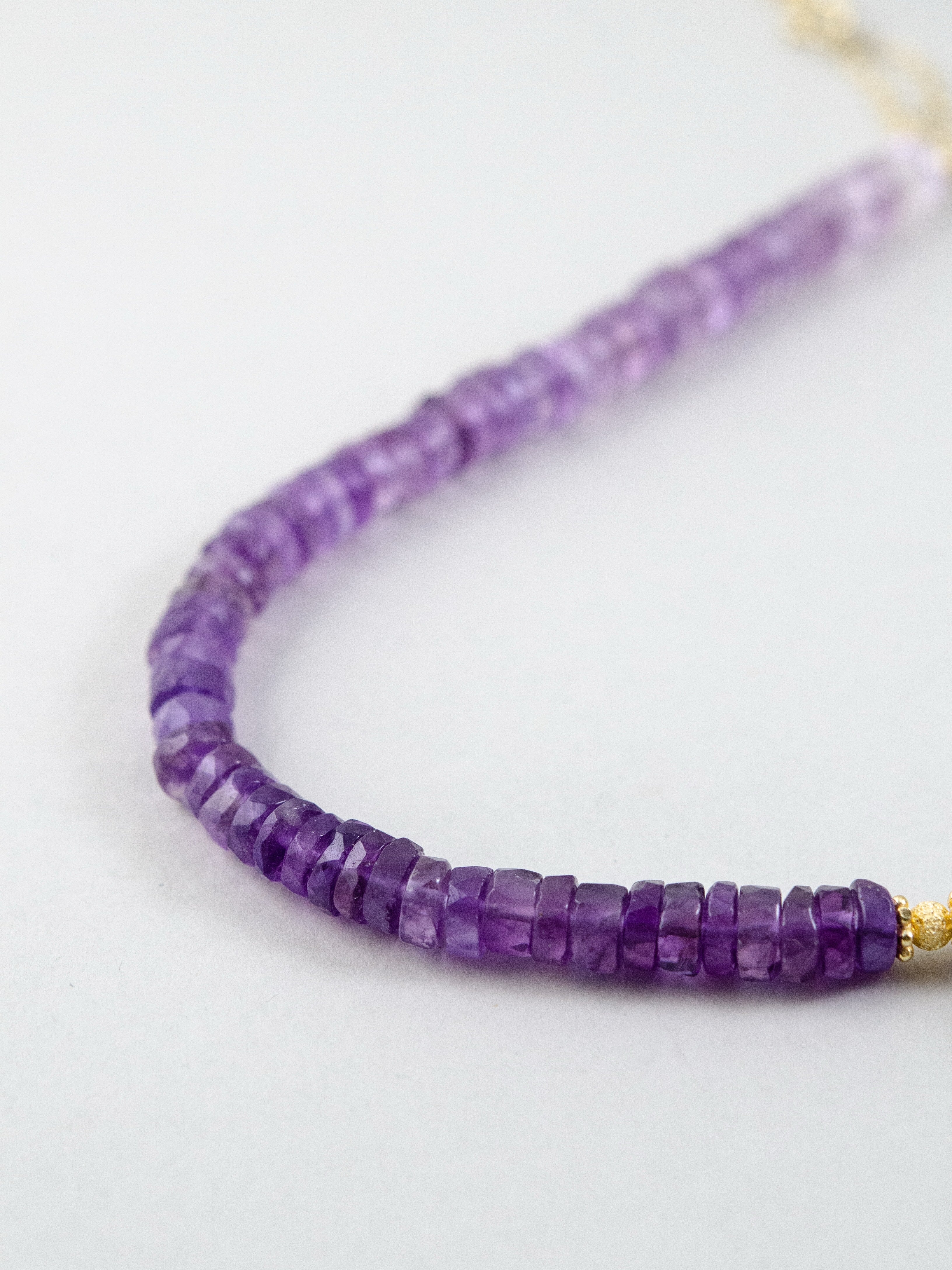 アメジストのグラデーション 淡い紫から濃い紫への色変化