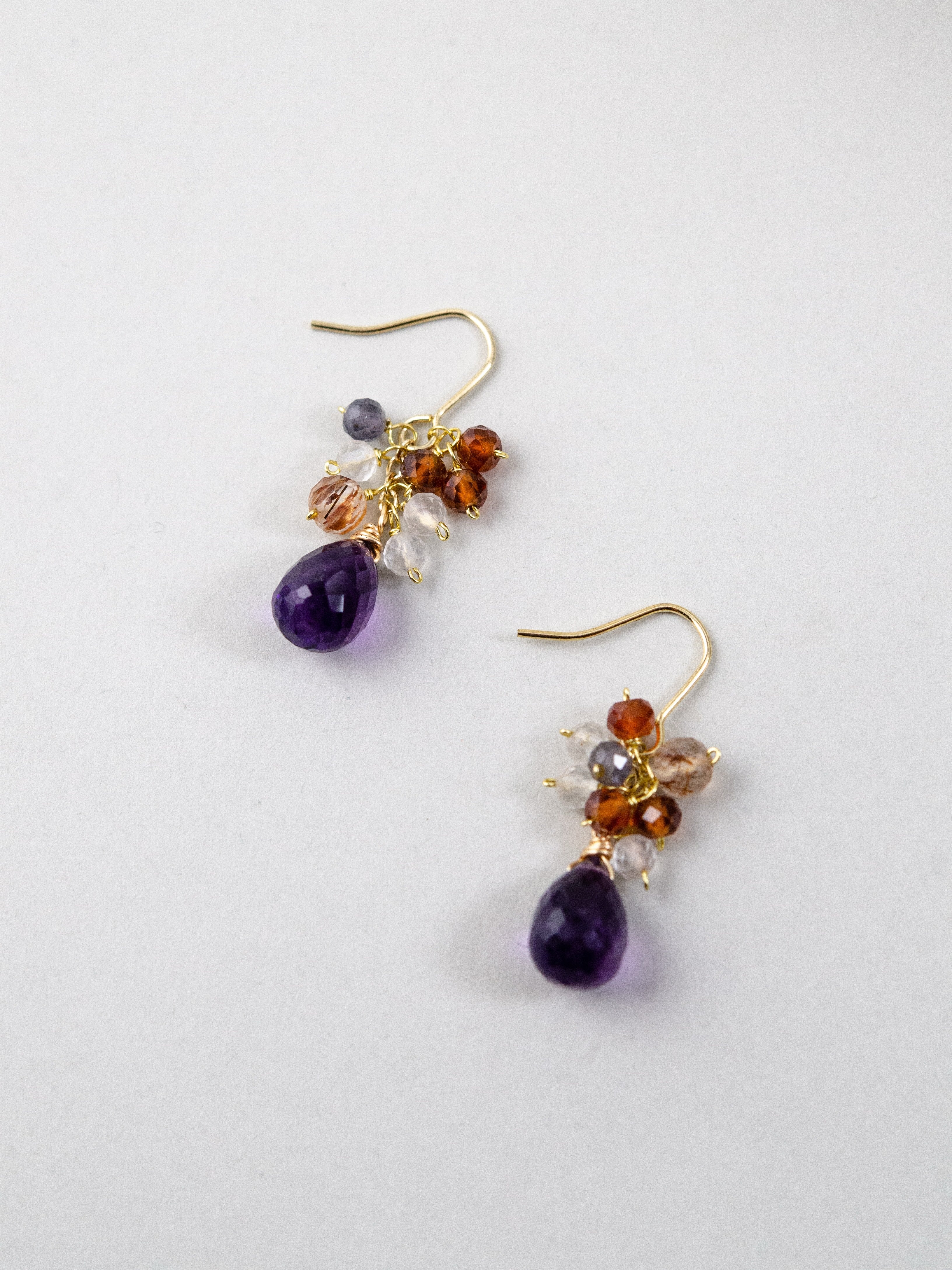 アメジスト 雫型 ピアス ペア 置き画 形状 自然な形