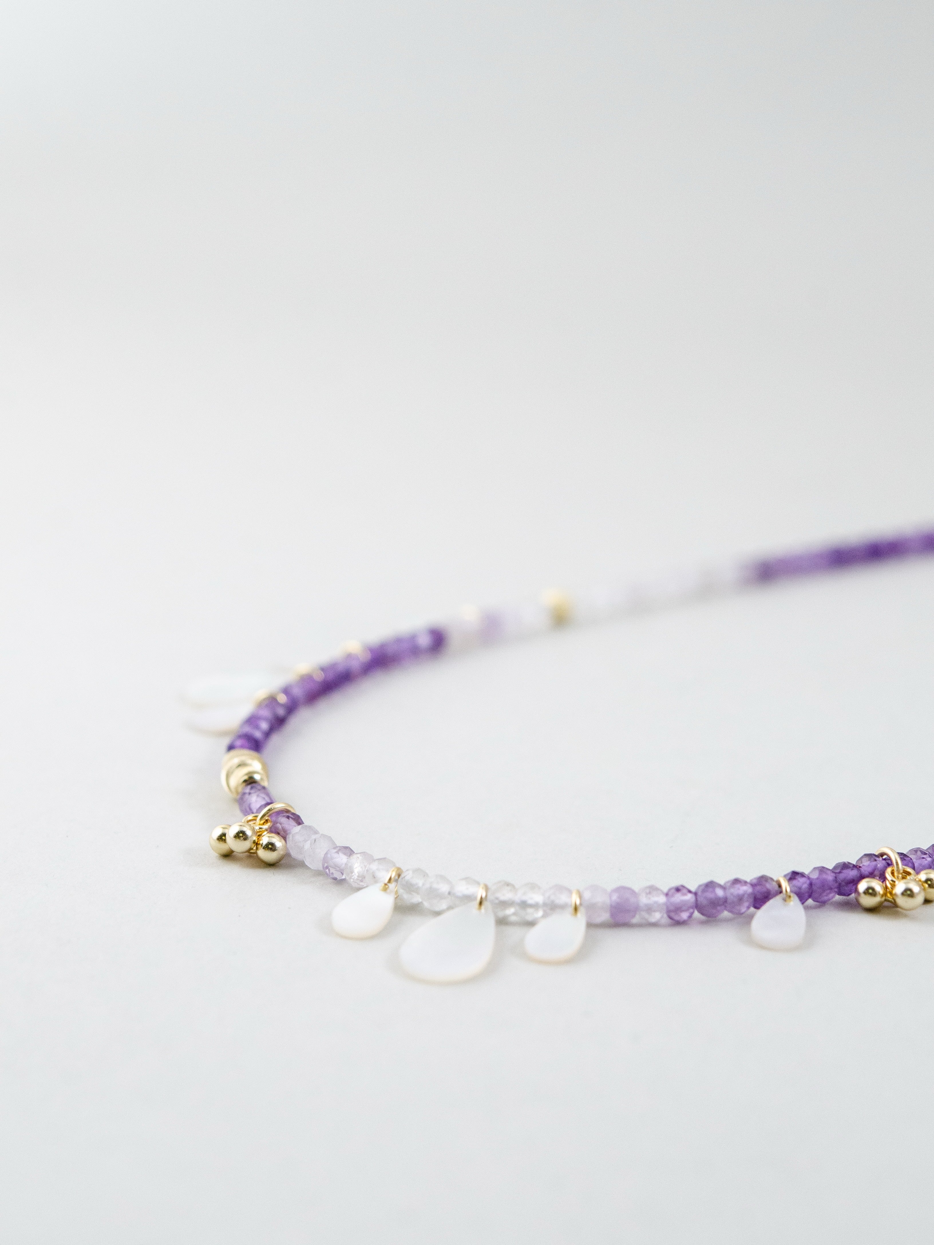 アメジストと白蝶貝のビーズ詳細 紫と白のグラデーション