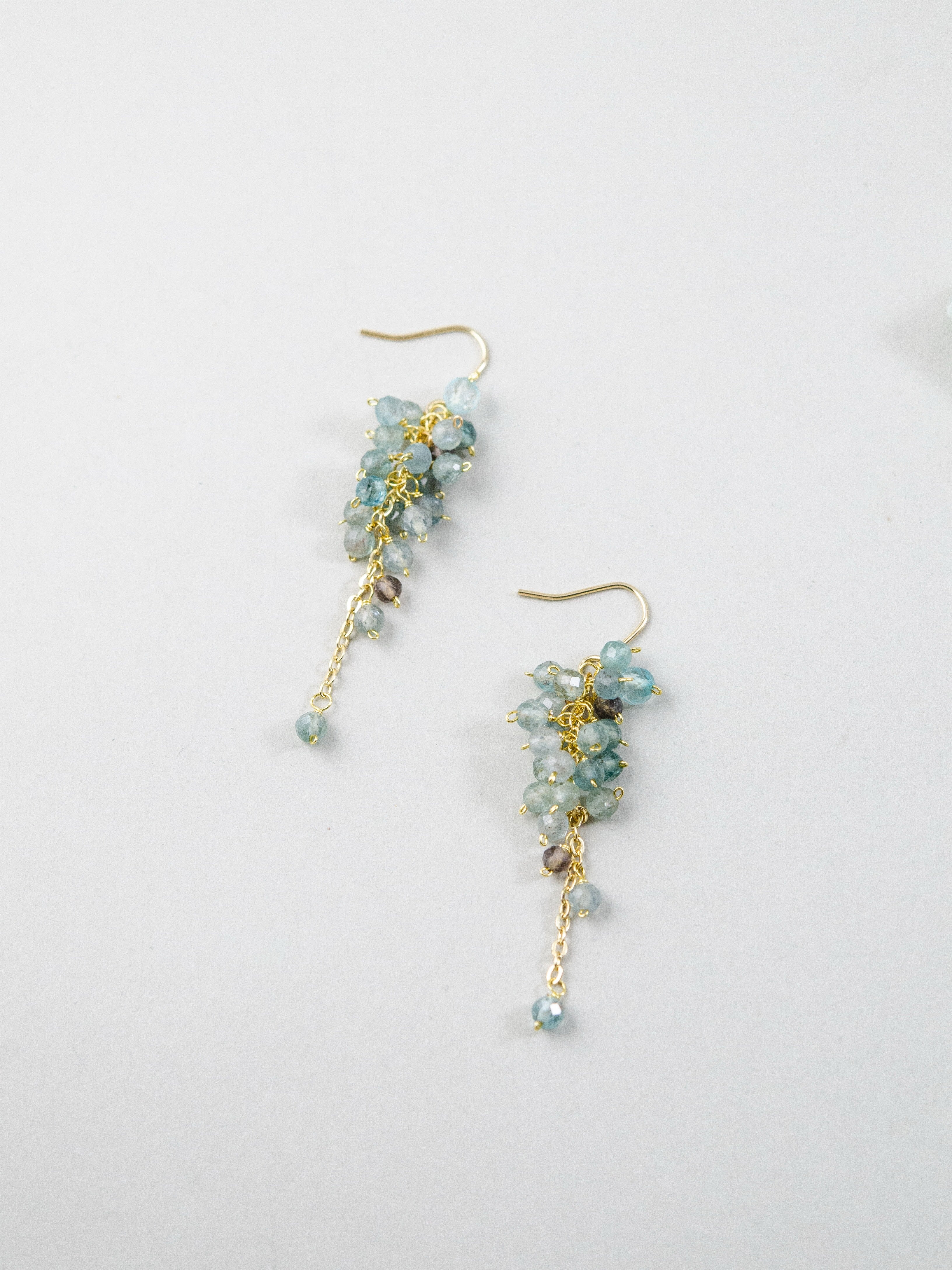 アパタイト ピアス 平置き ペア画像 繊細な房状のデザイン