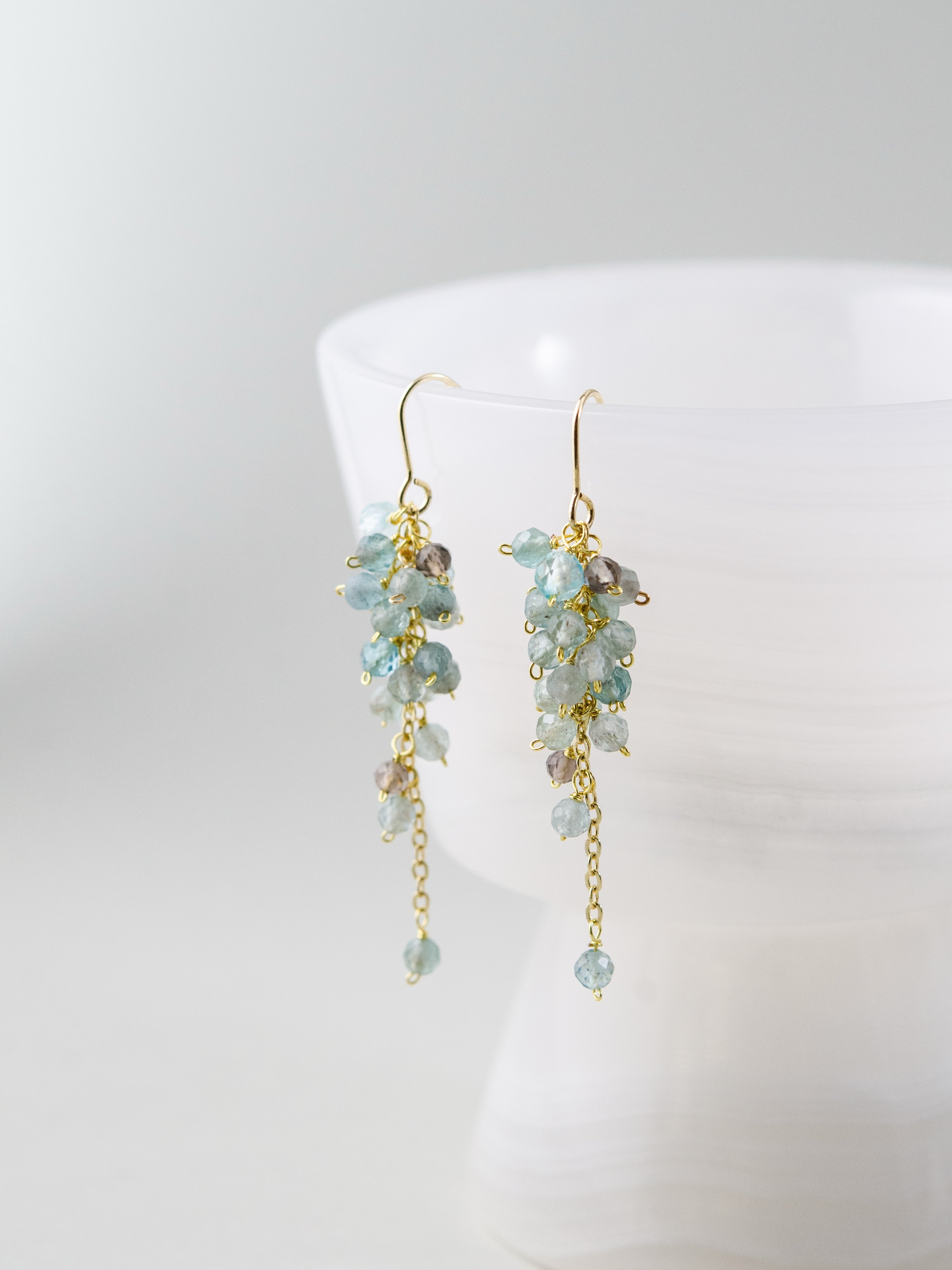 天然石ピアス ディスプレイ 白い器の縁に揺れるネオンブルーの雫