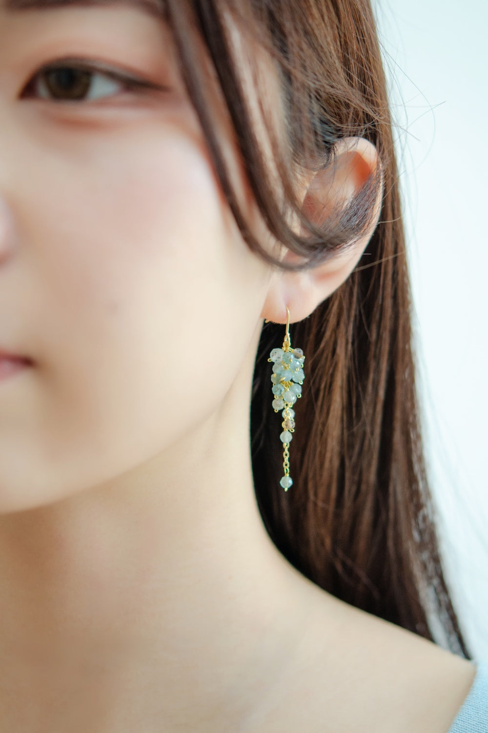 碧い海の雫 ピアス着用 正面寄り ポートレート 爽やかな夏の装い