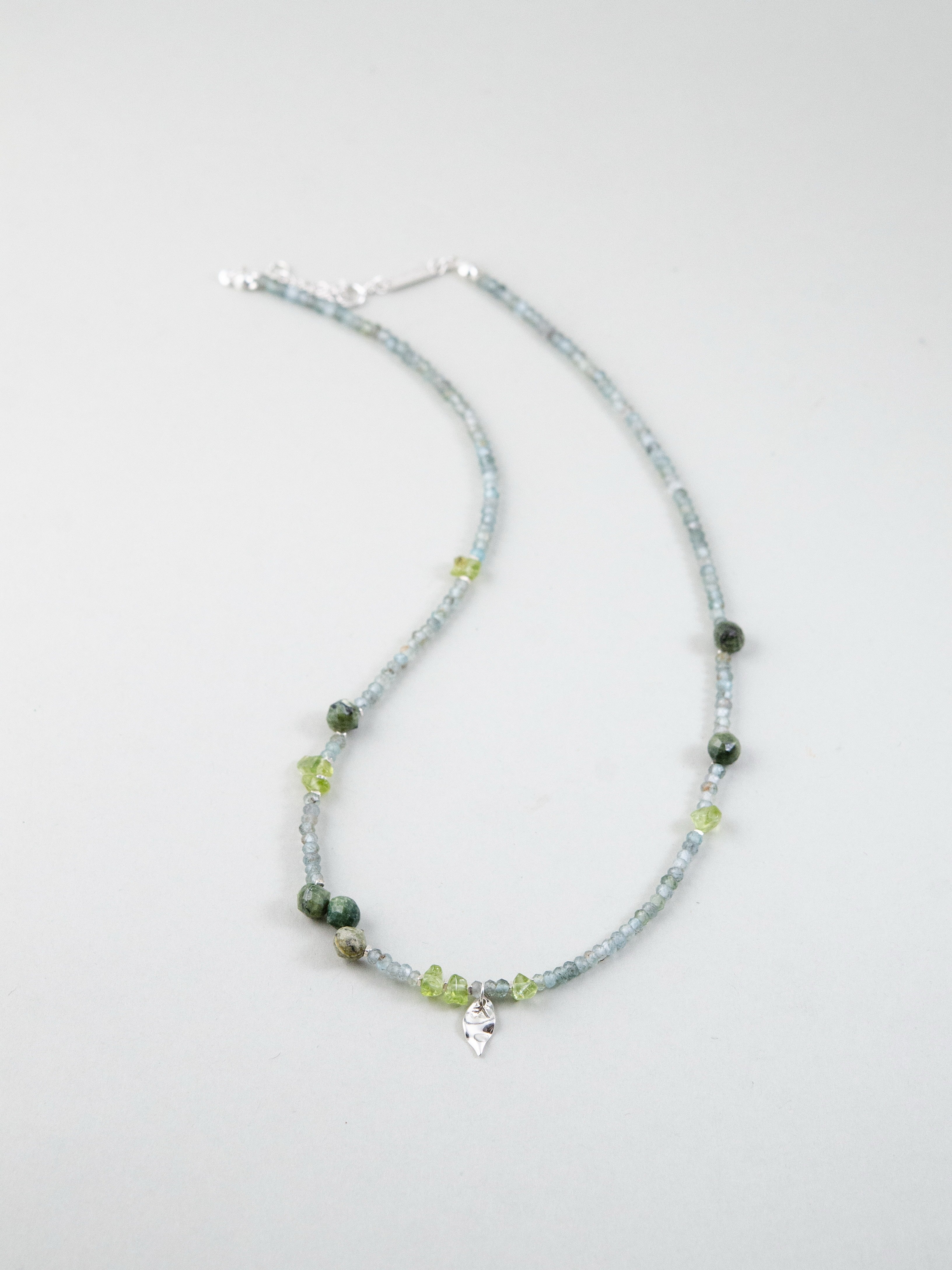 水の碧と森の緑 ネックレス 曲線配置 動きのあるデザインとSV925