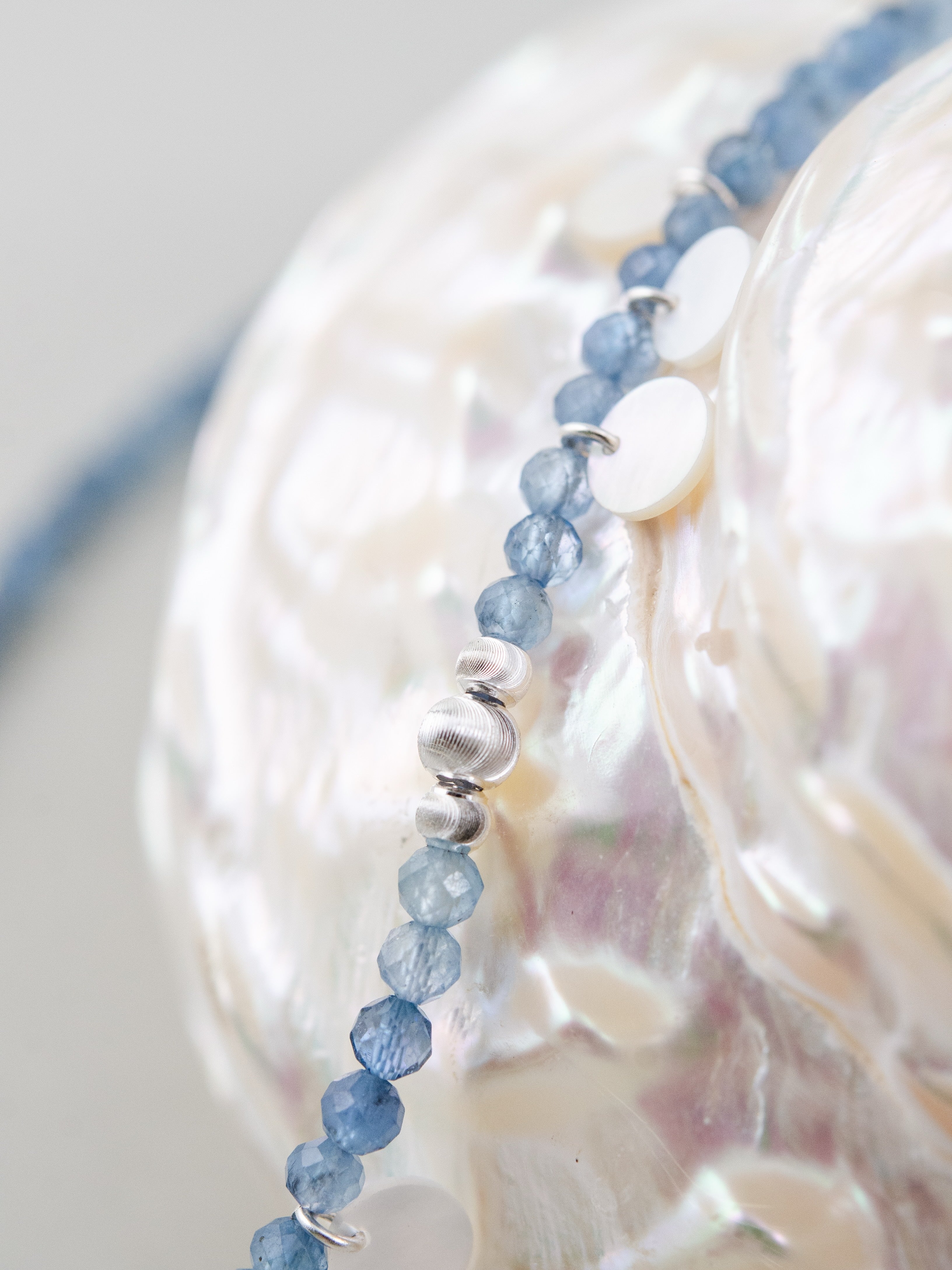 アクアマリン ビーズ詳細 シェルの上で輝く海の宝石