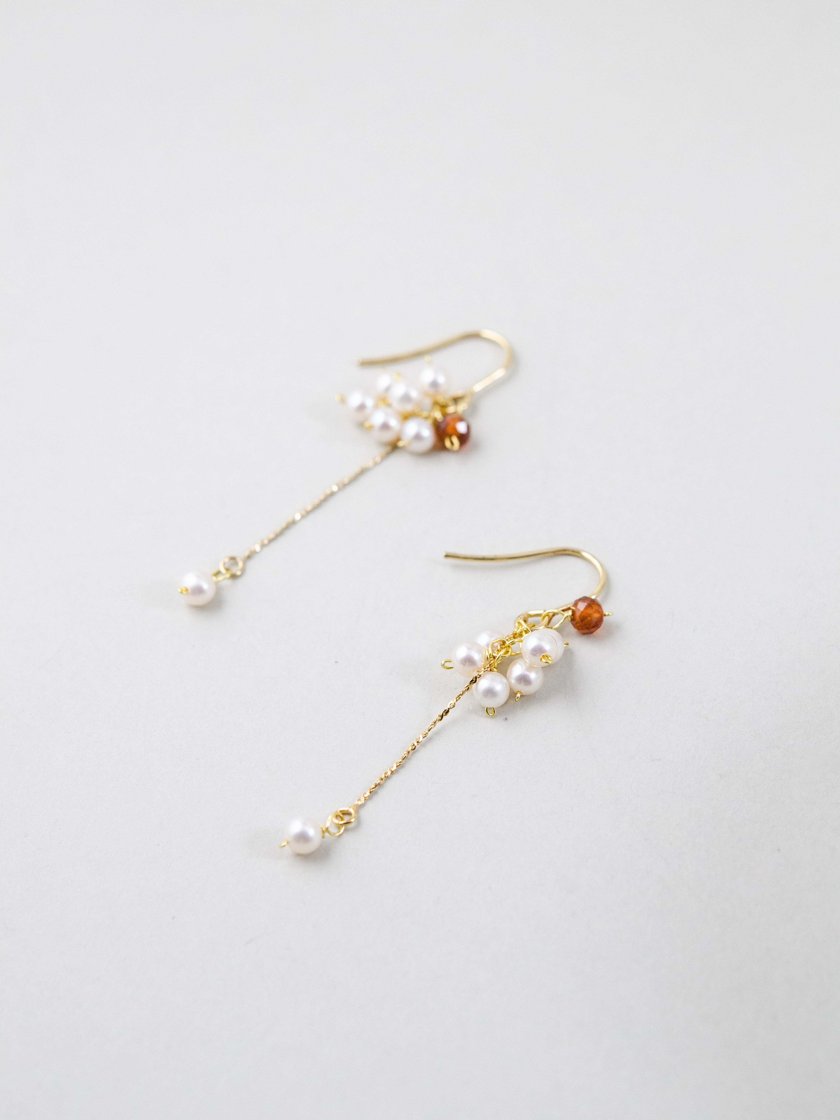 天然石ピアス ディスプレイ 青いグラスと人魚の涙 海のイメージ