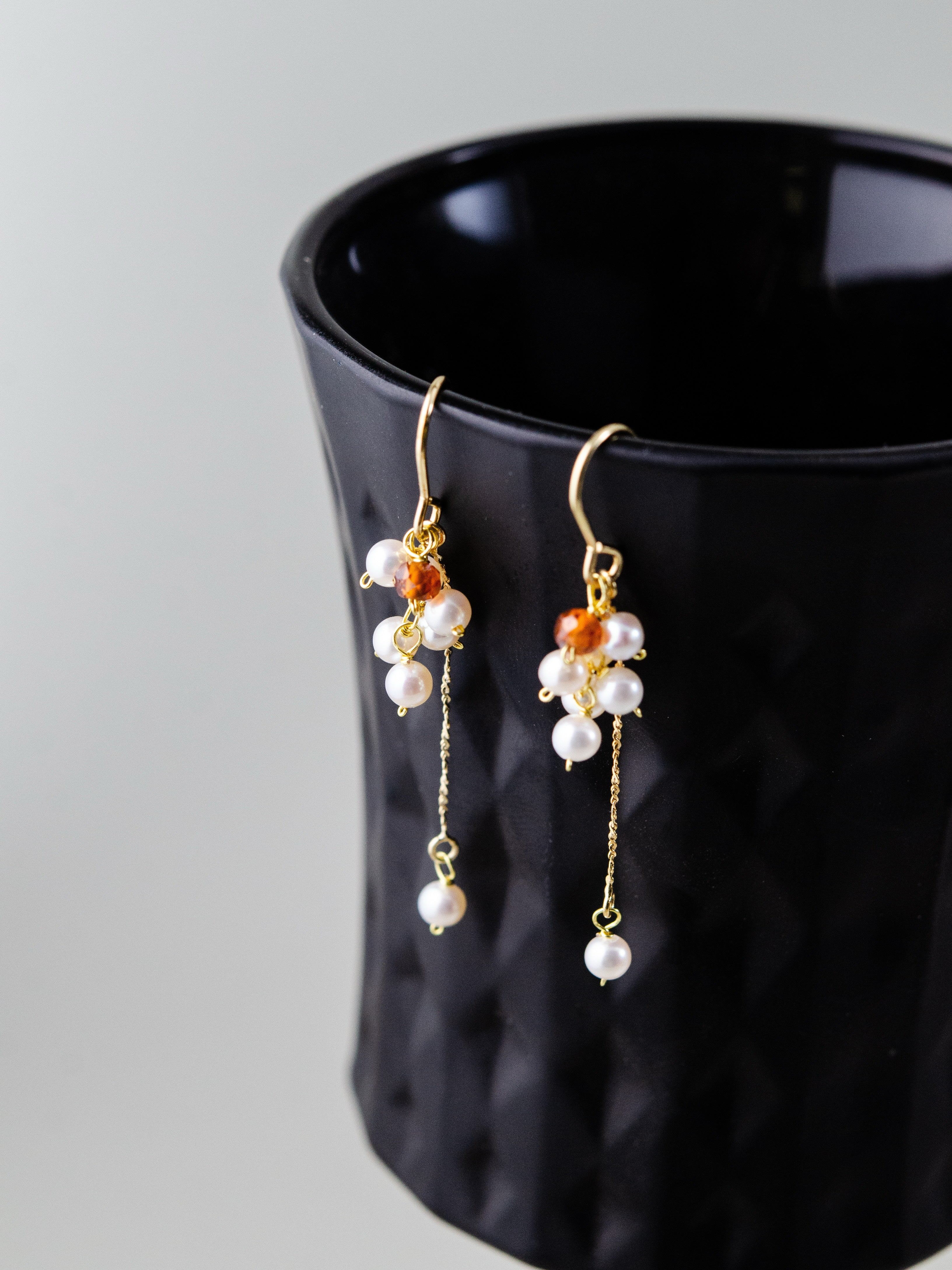 アクアマリン ピアス着用 後ろ姿 揺れる海色の房 3月誕生石