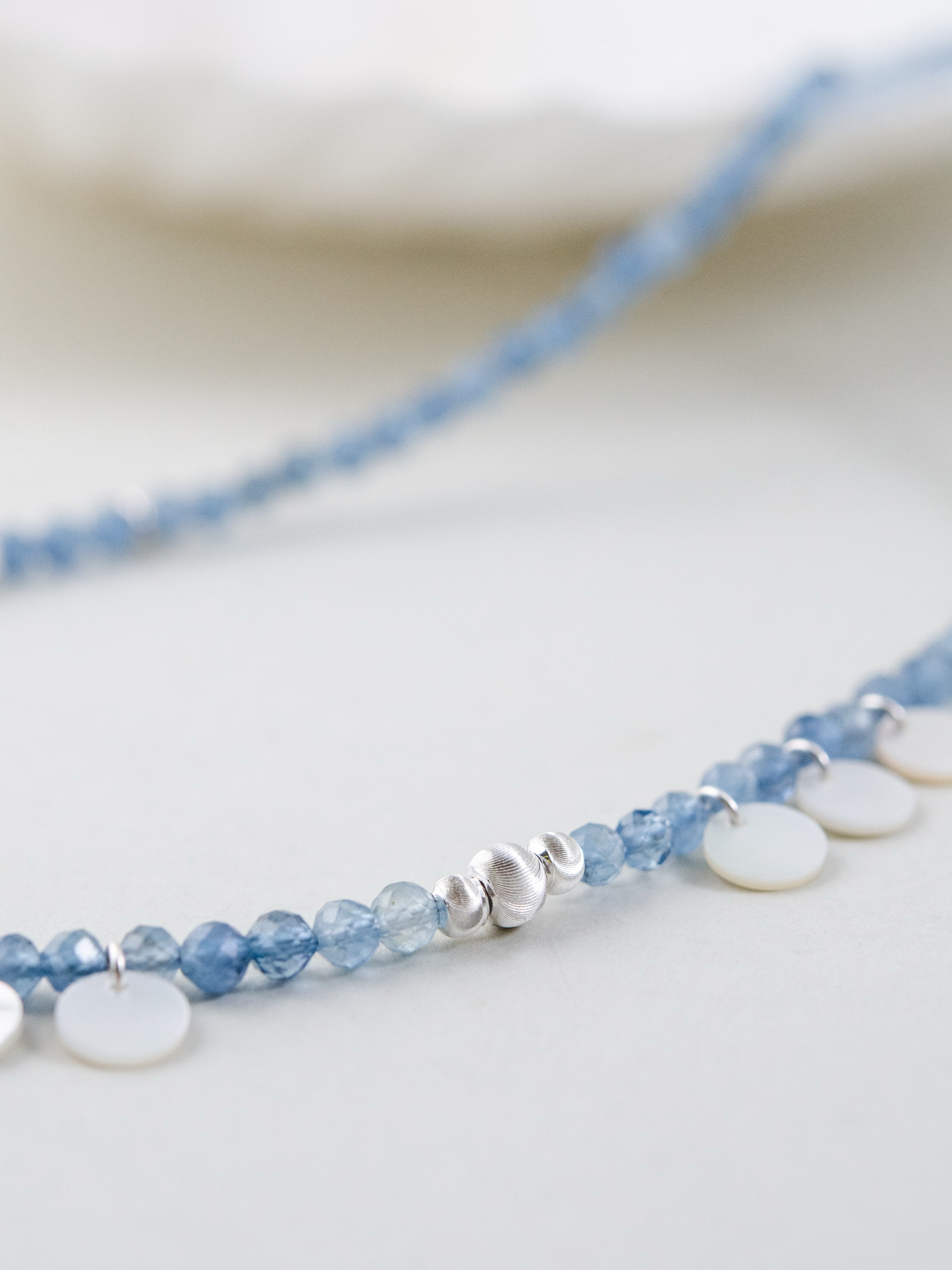 アクアマリンと白蝶貝の配置 天然石ビーズのディテール