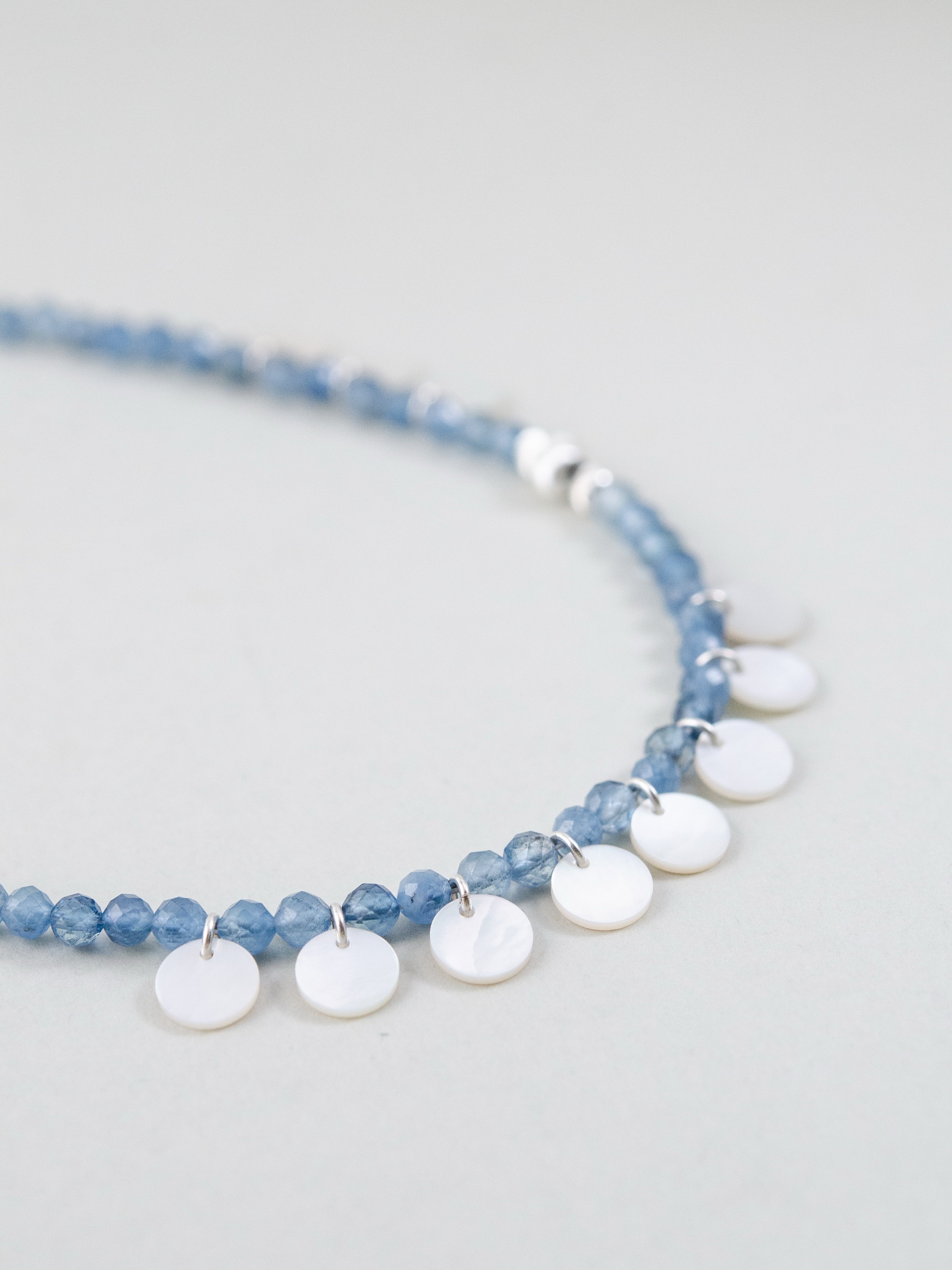 白蝶貝のチャームとアクアマリン 詳細 波と泡のデザイン