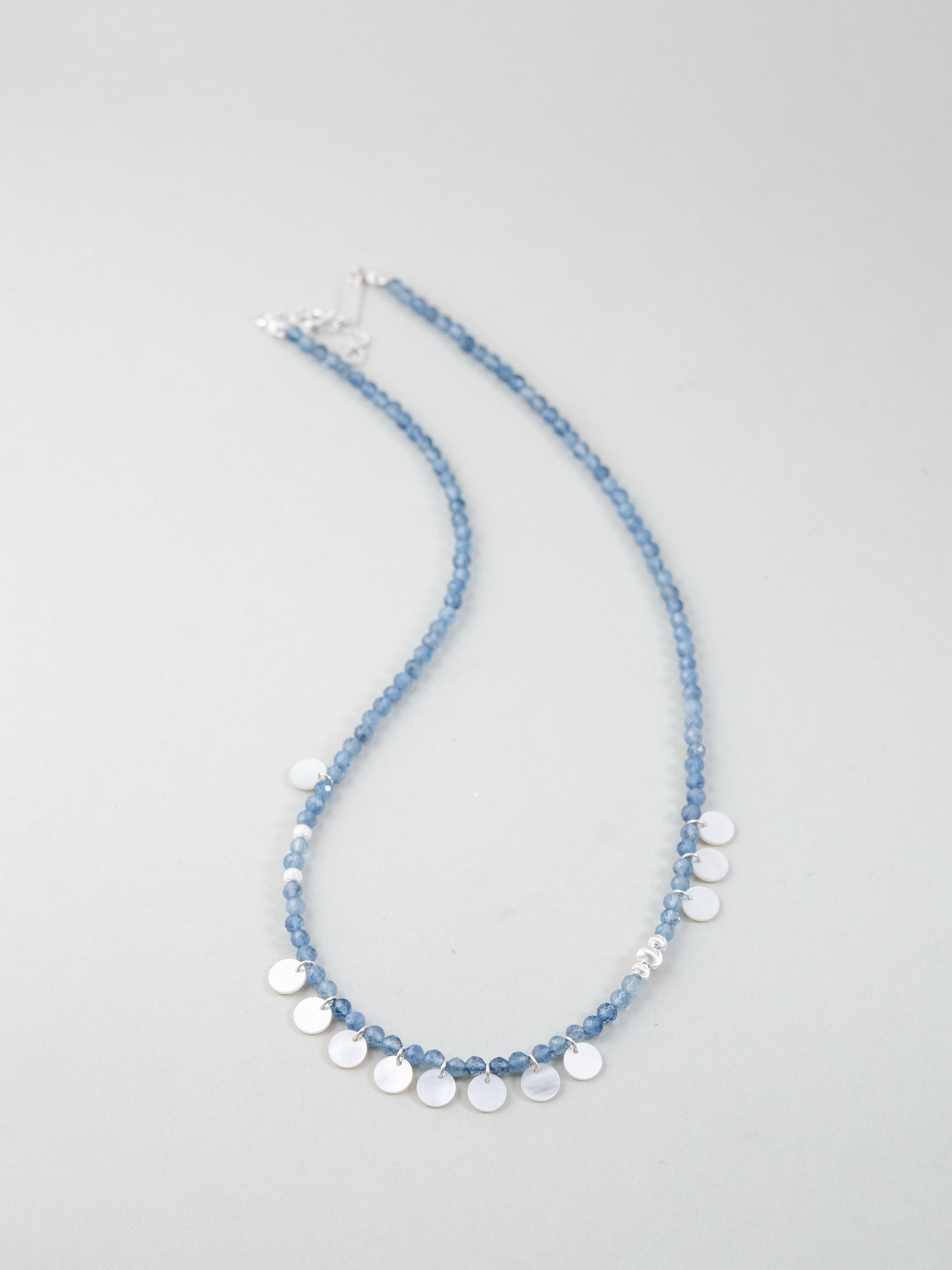 カイヤナイト & 白蝶貝 ネックレス - 【透き通る海の青】波間に