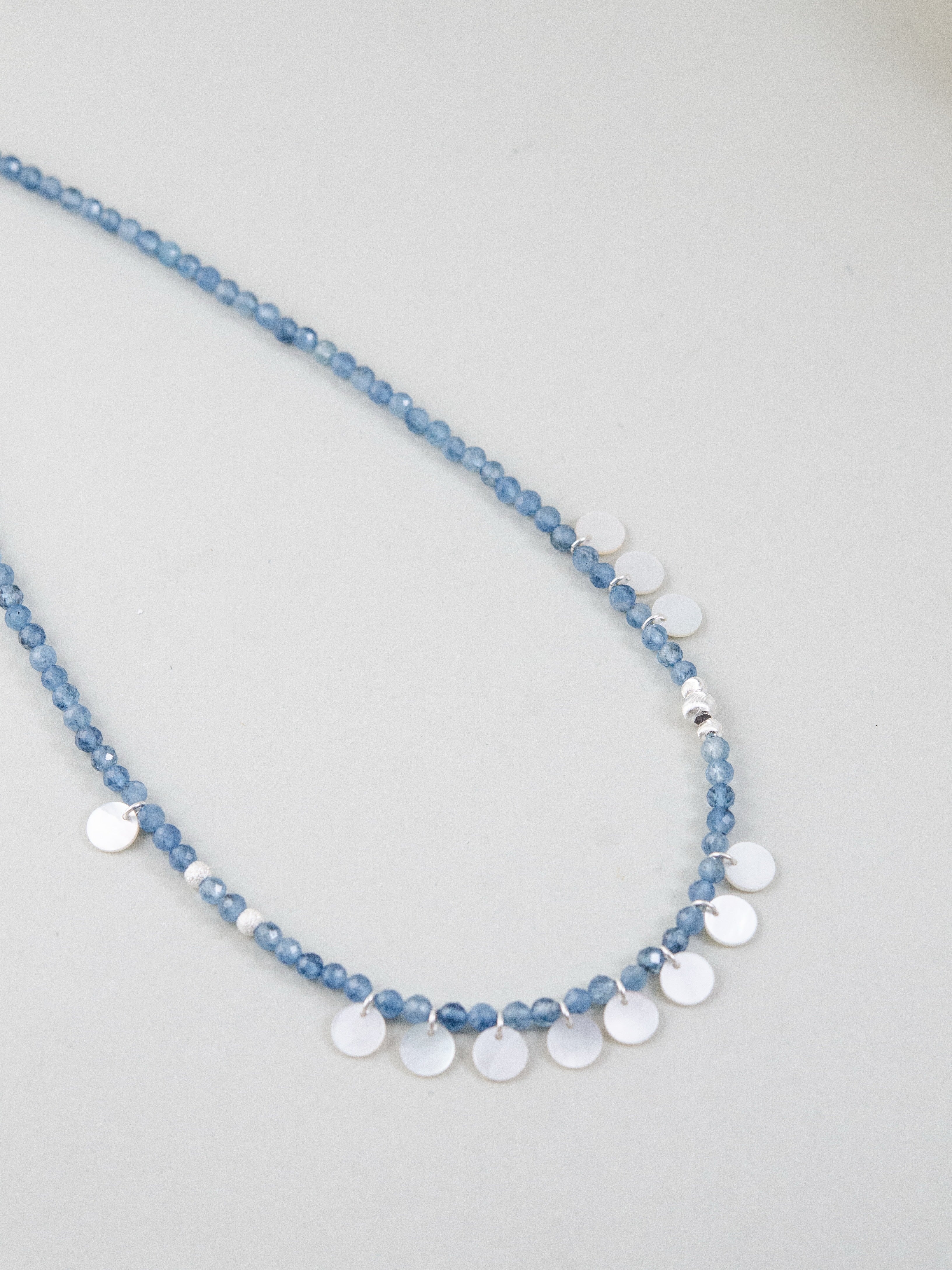 天然石ネックレス 吊り下げディスプレイ 揺れる白蝶貝と泡のイメージ