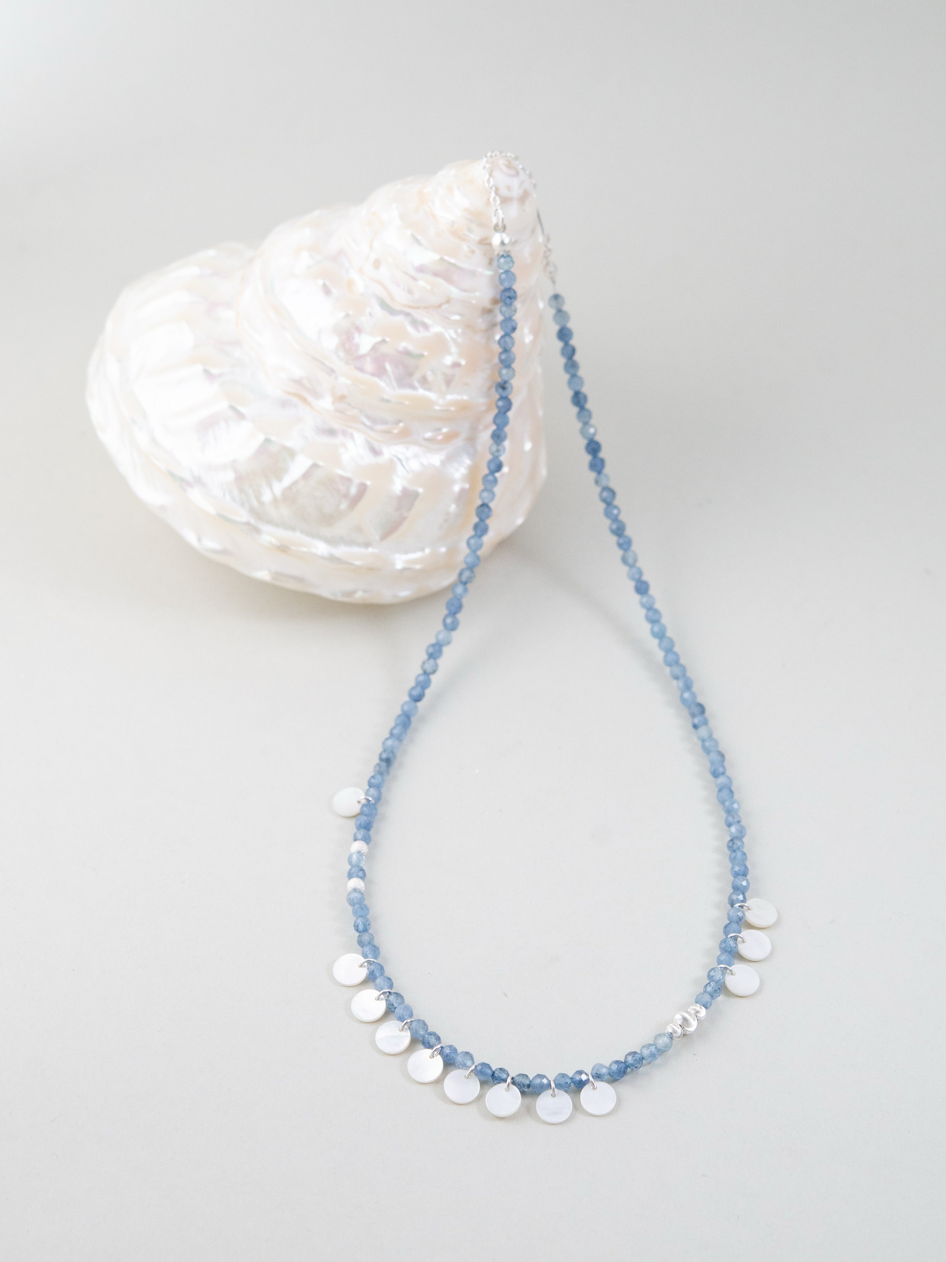 アクアマリンと白蝶貝 ネックレス シェルディスプレイ 波間の光