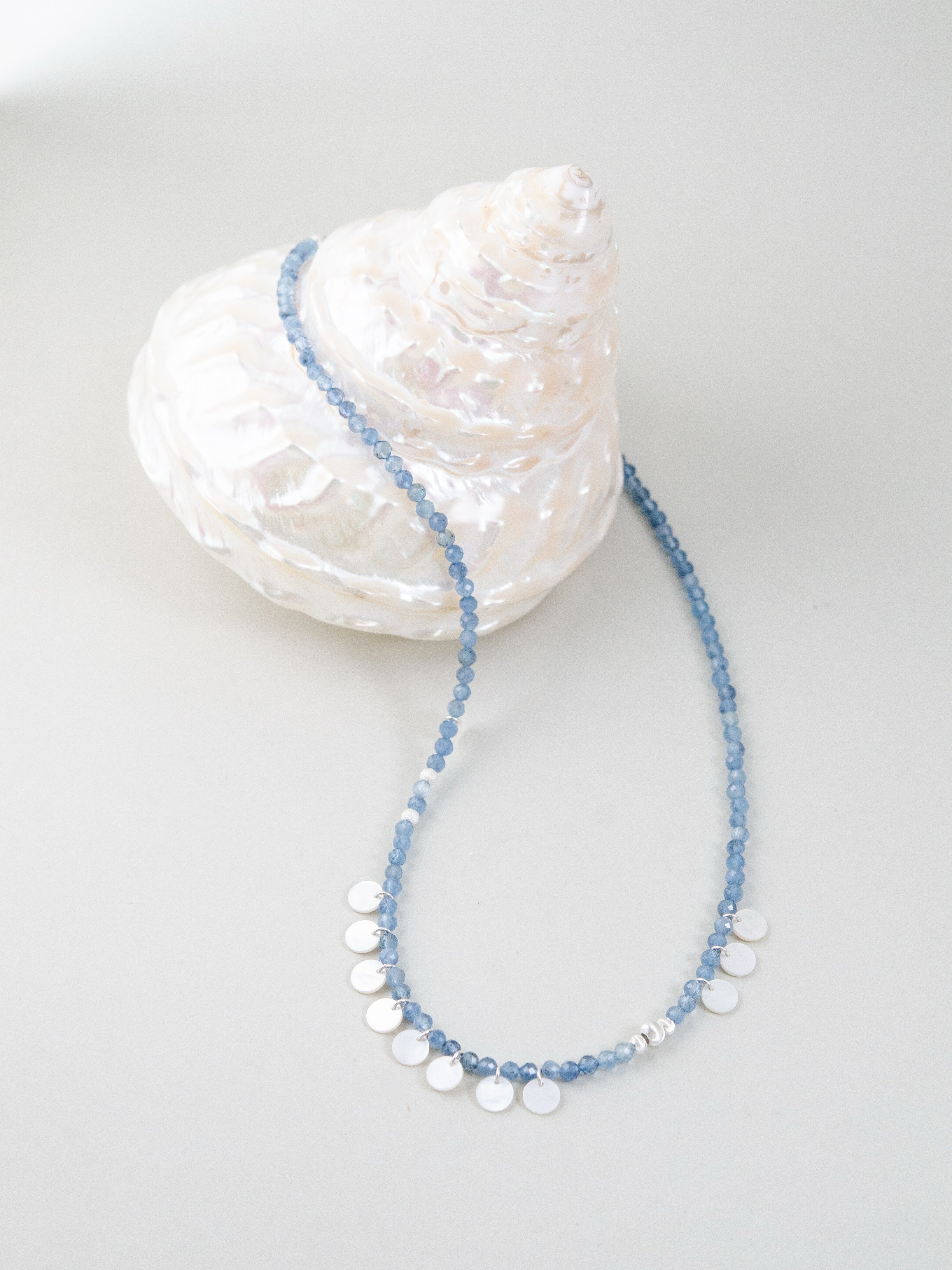 アクアマリン ネックレス シェルを使ったディスプレイ 斜めアングル