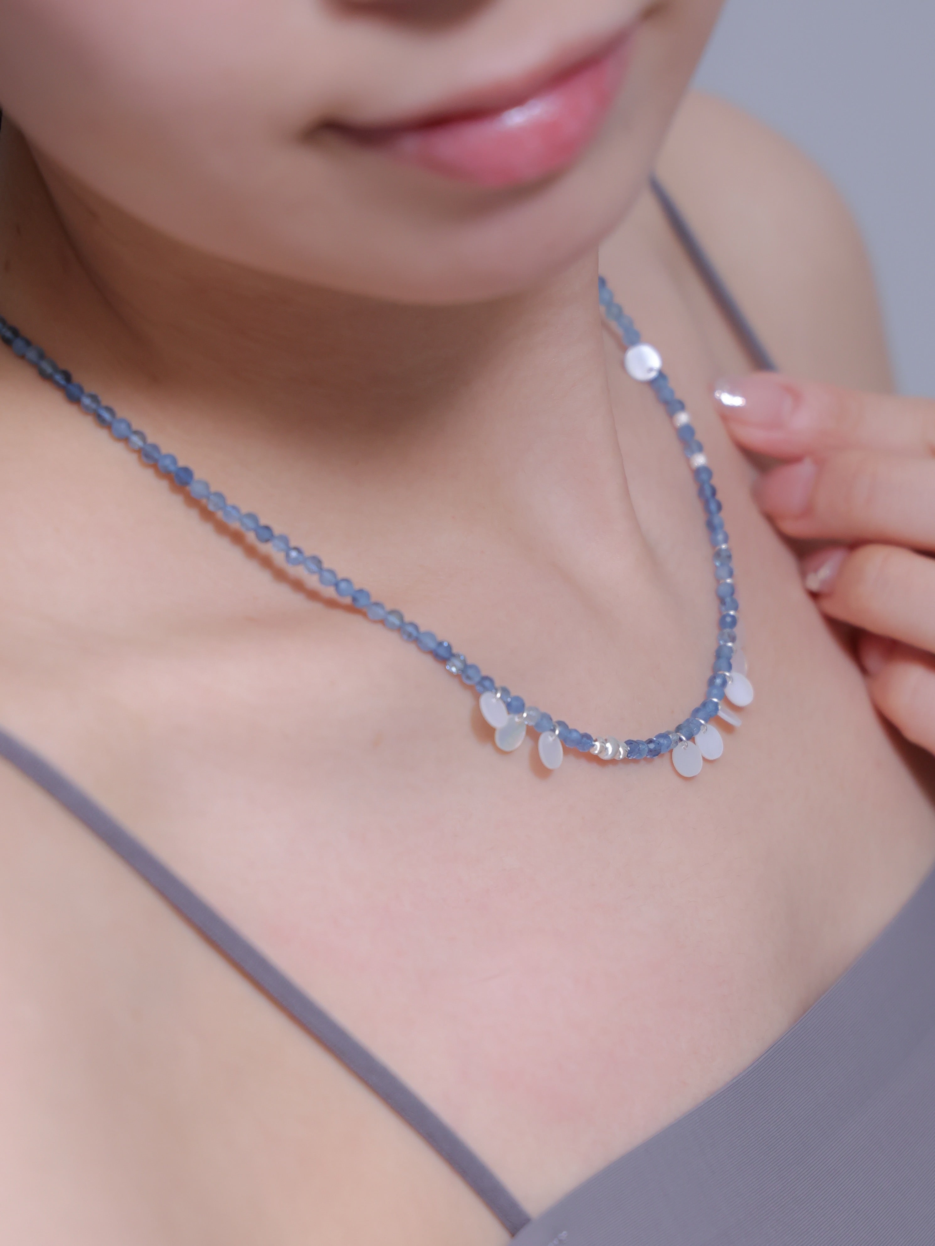 アクアマリン ネックレス着用 伏し目 優しい雰囲気