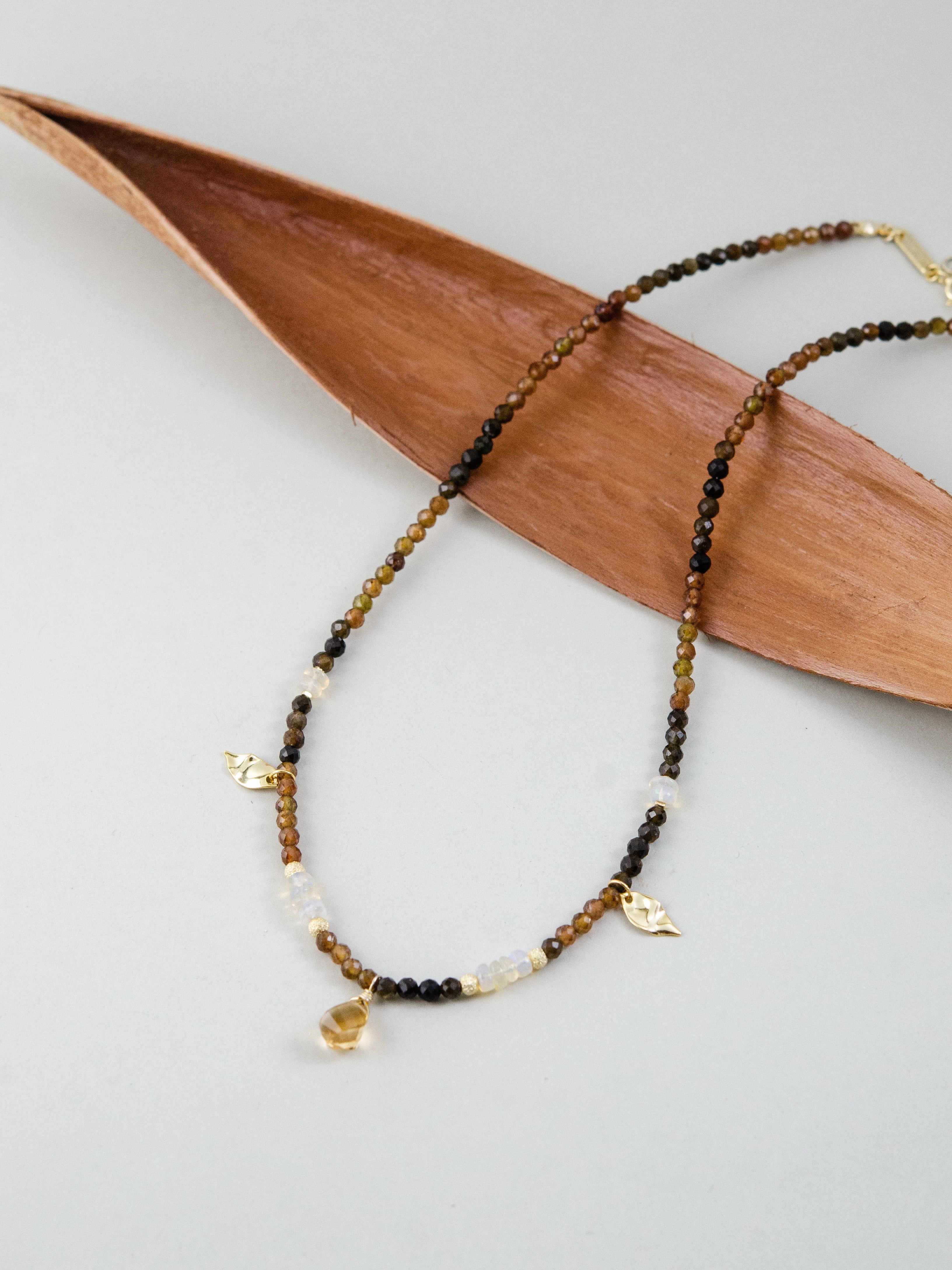 秋色天然石 ネックレス 木製トレイを使ったスタイリング 実りの季節のイメージ