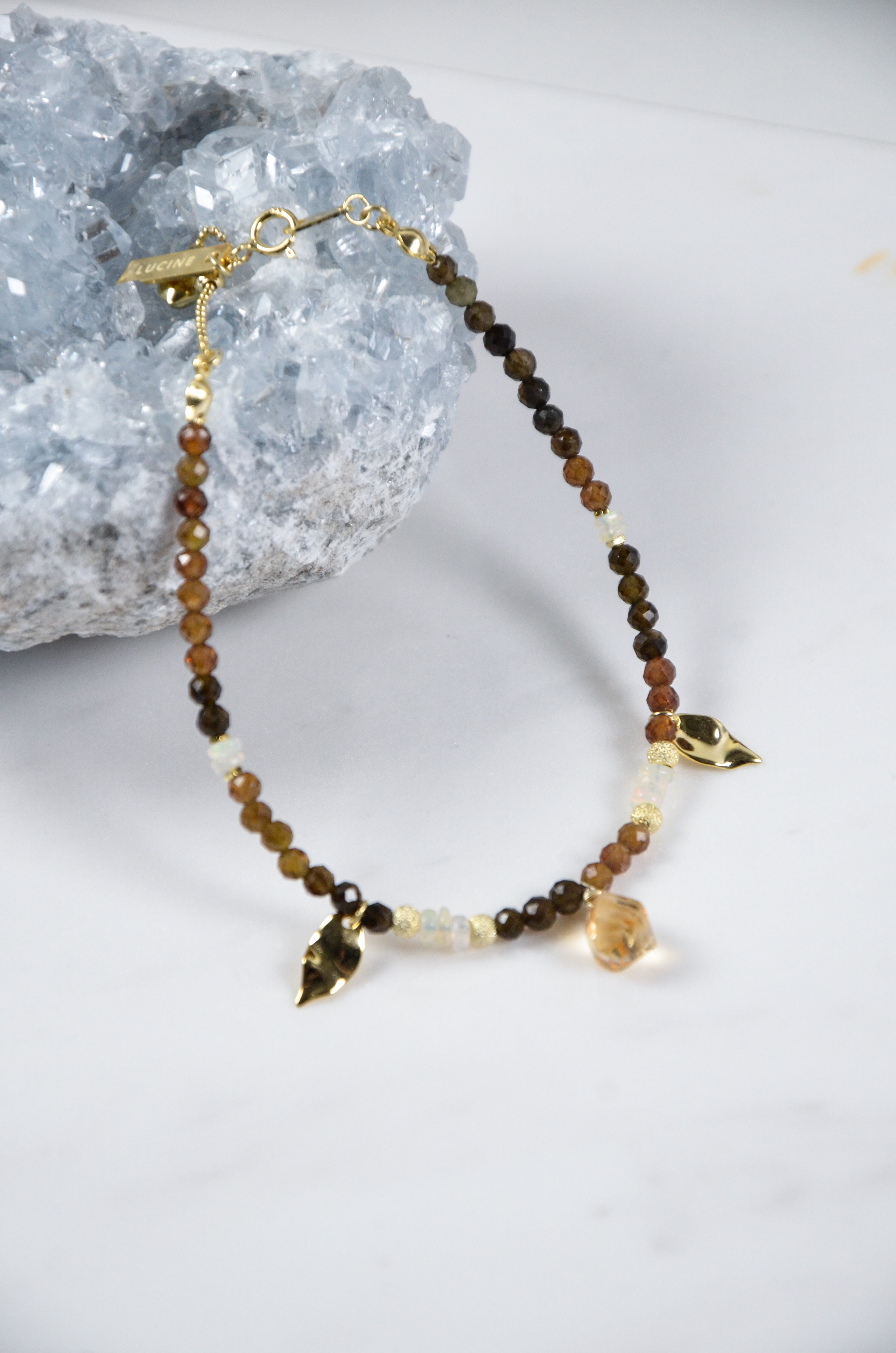 秋色天然石 ブレスレット ディスプレイ 青い結晶とシトリンの雫 オパールの遊色