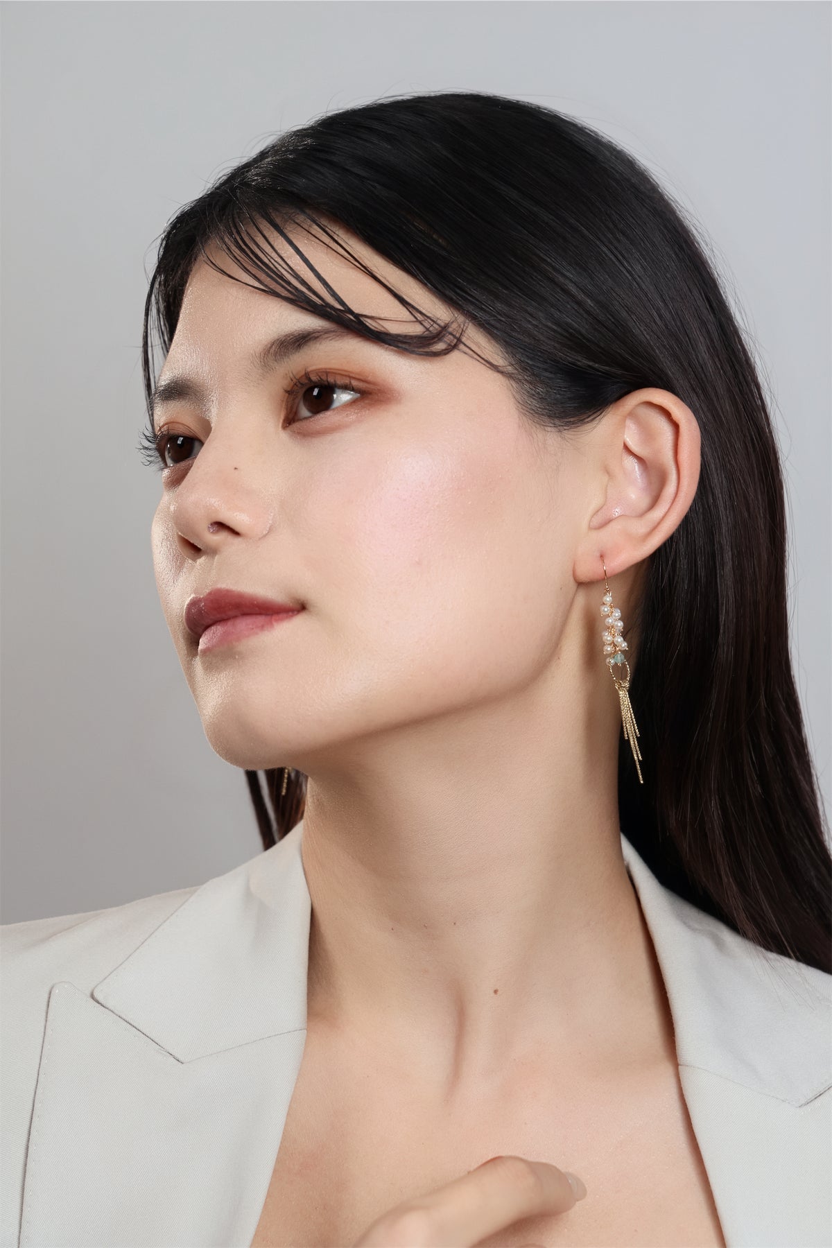 天然石の揺れるピアスを身につけた女性｜LUCINE