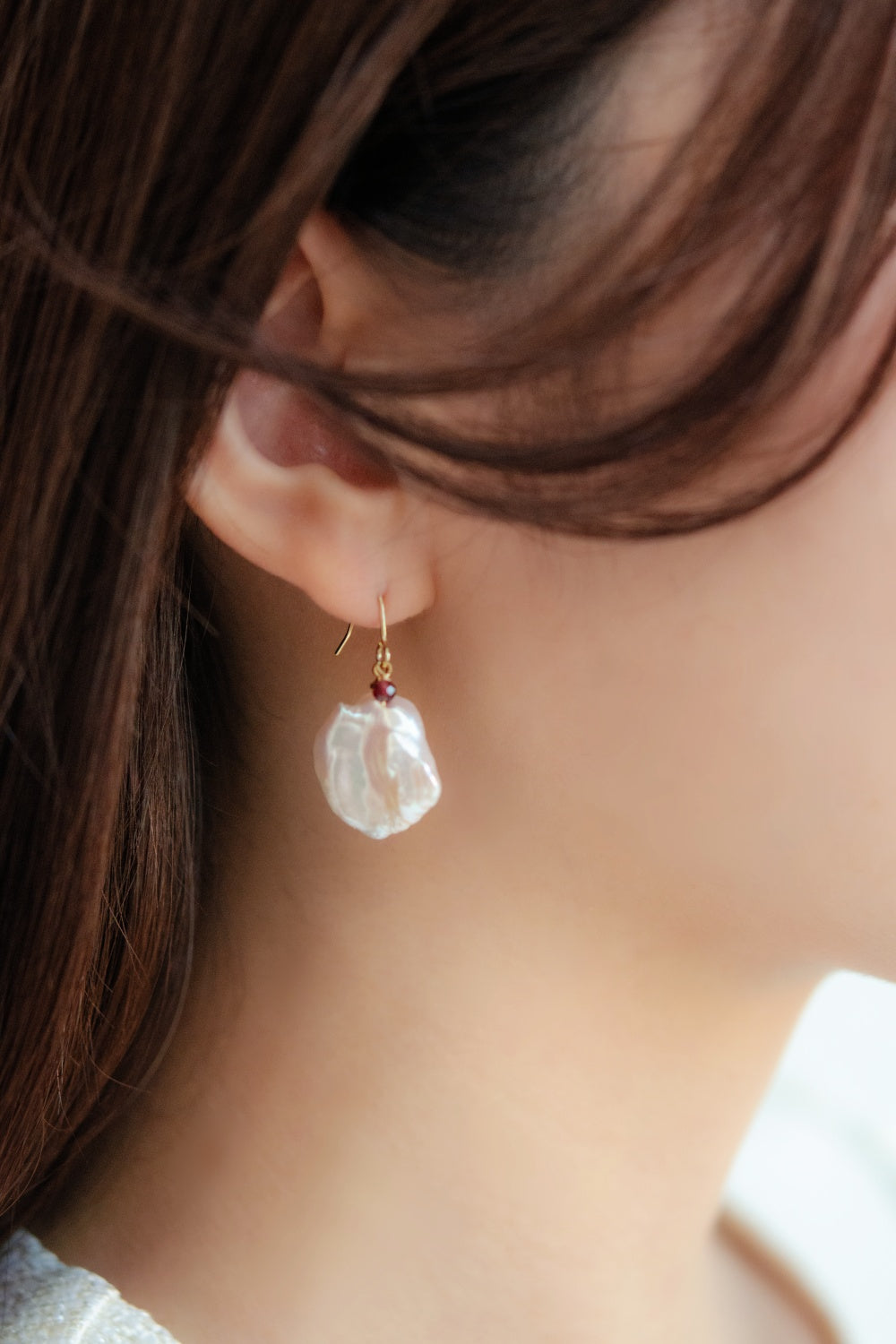 バロックパール ピアス 着用画像 横顔 ガーネット アクセント 清楚