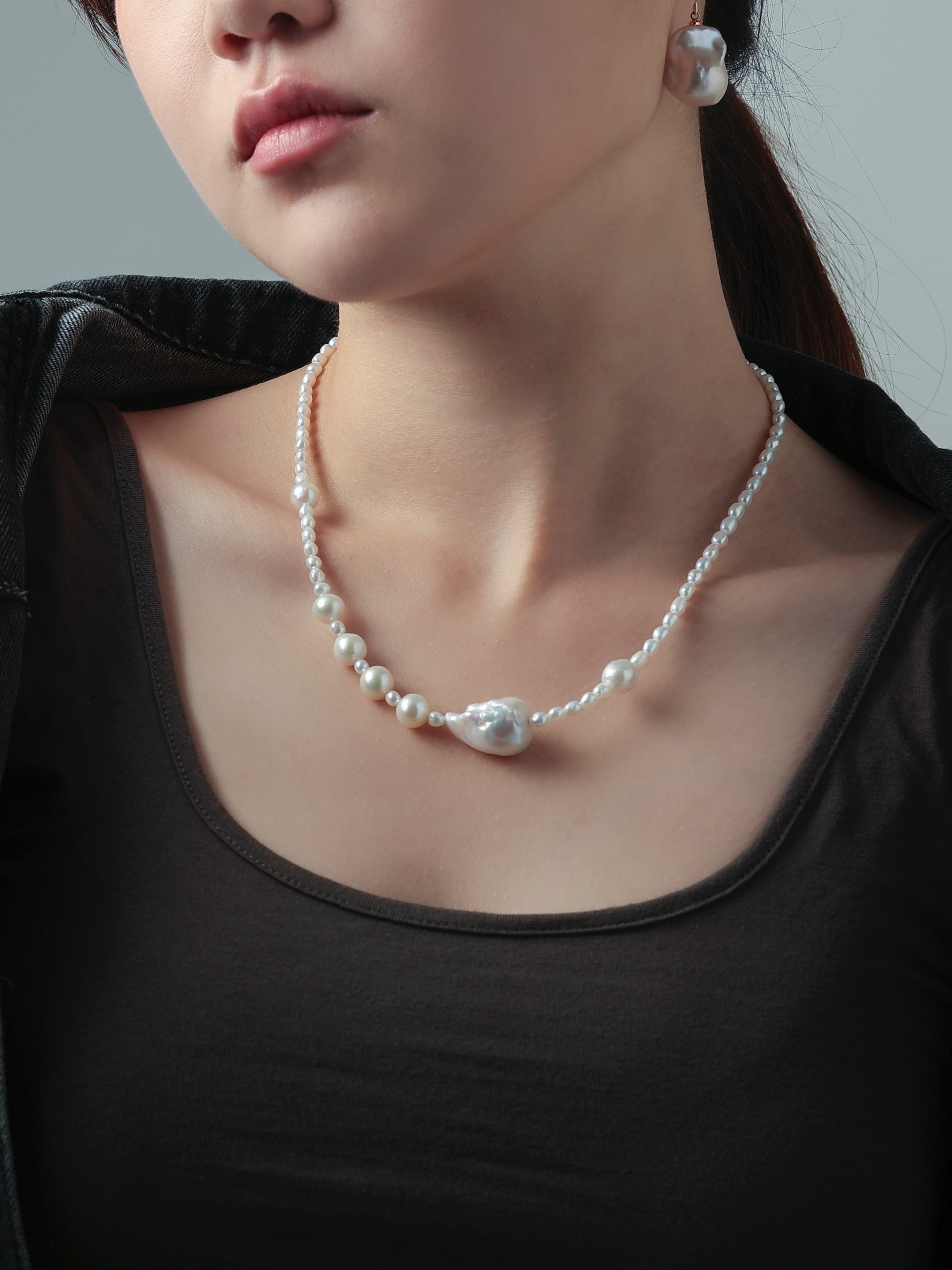 バロックパール ネックレス 着用画像 黒トップス 上品 フォーマル 結婚式