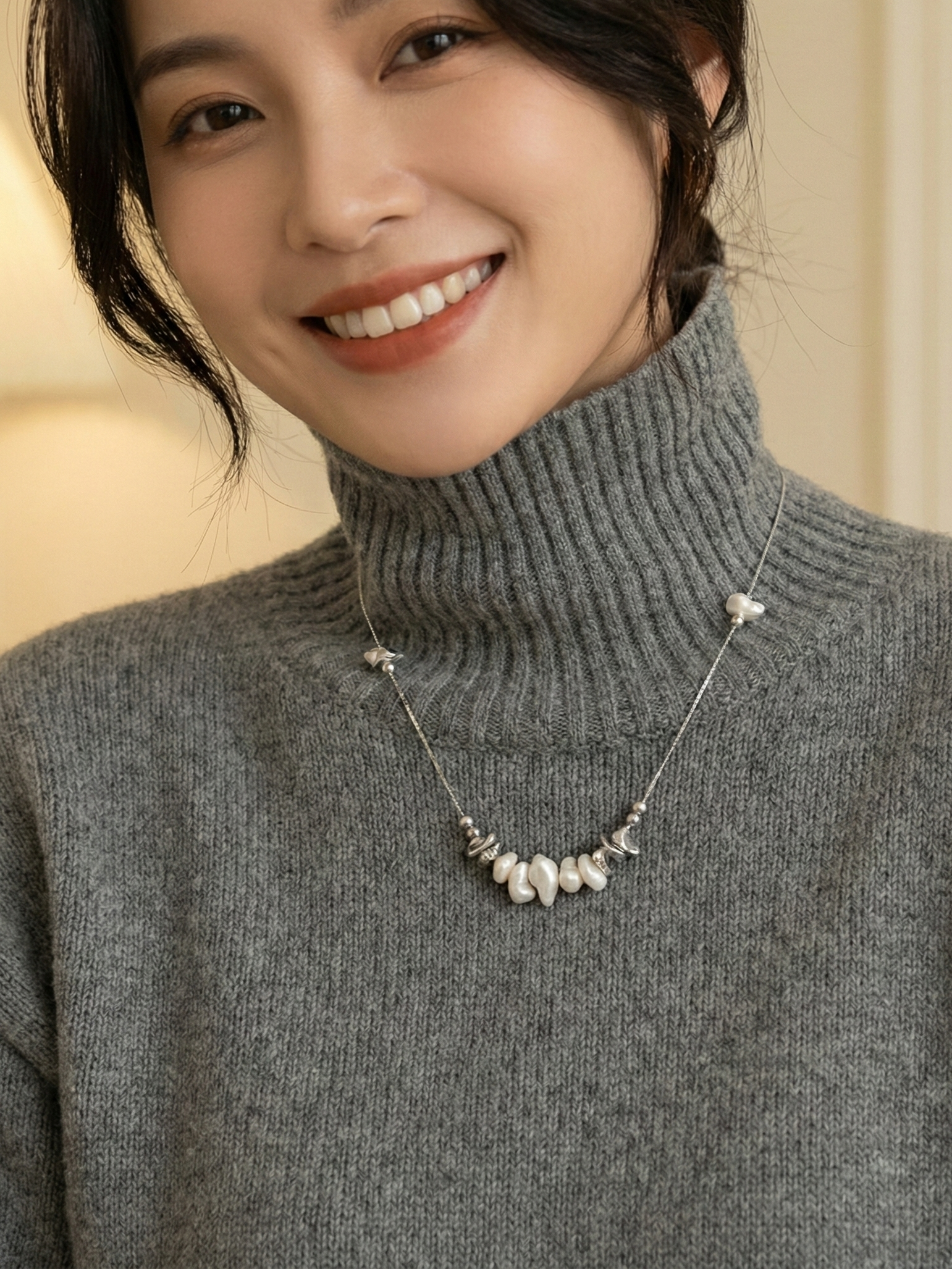 バロックパール ネックレス コーデ 冬 ニット タートルネック 上品