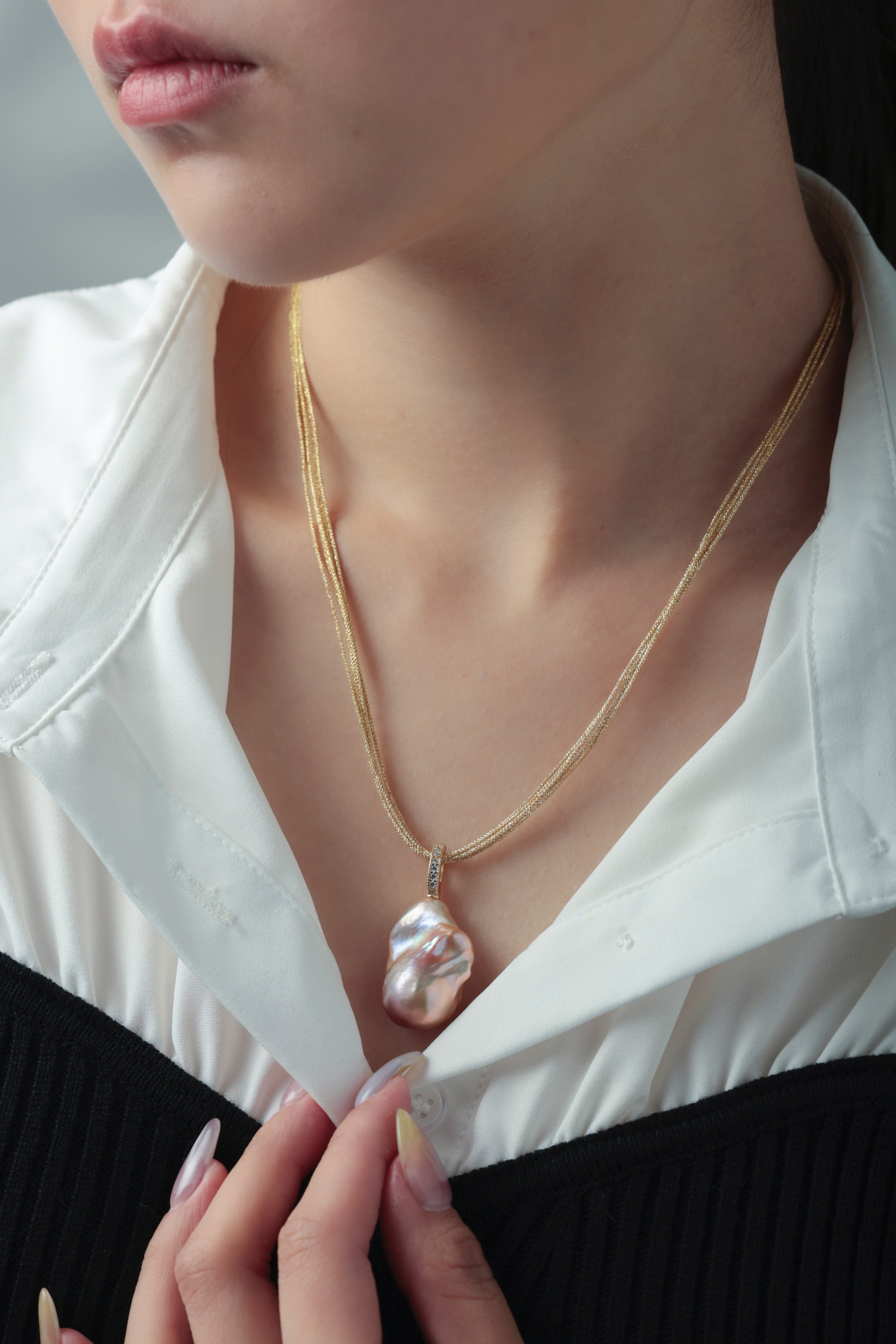 バロックパール ネックレス 着用画像 白シャツ オフィス コーデ 上品 大人