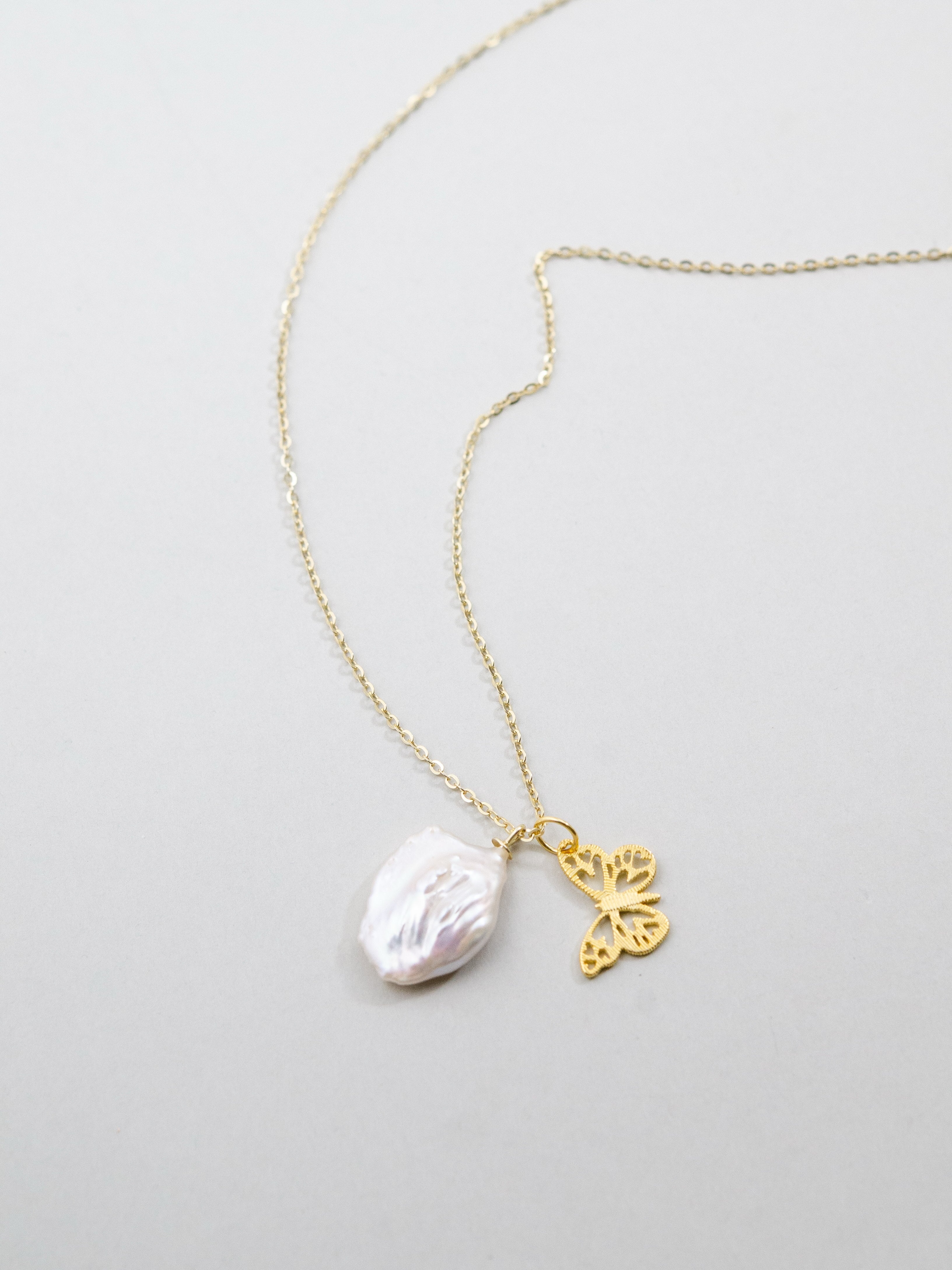 バロックパール ネックレス 置き画 蝶チャーム デザイン