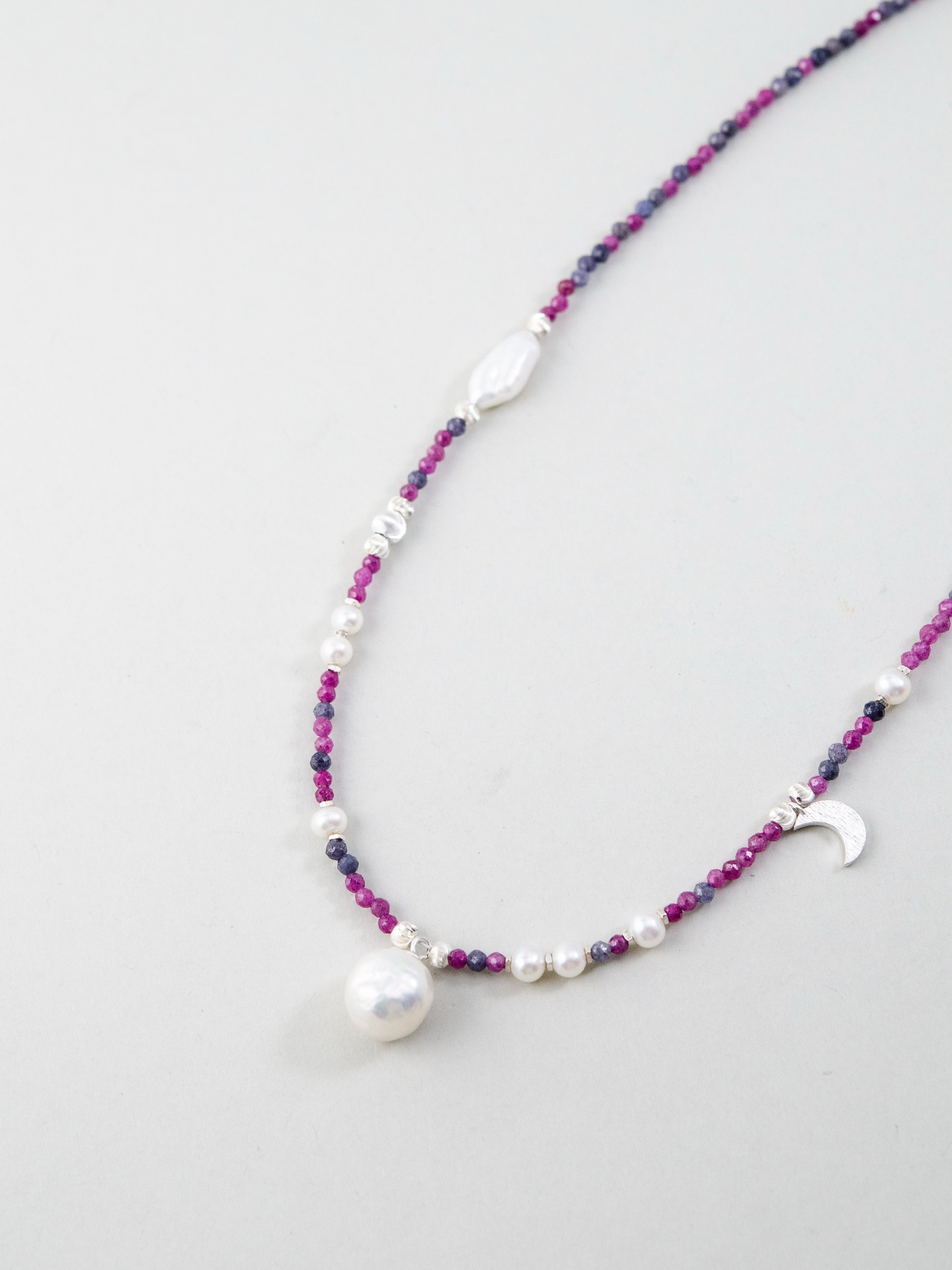 バイカラーサファイア ビーズ詳細 銀の三日月チャームとバロックパール