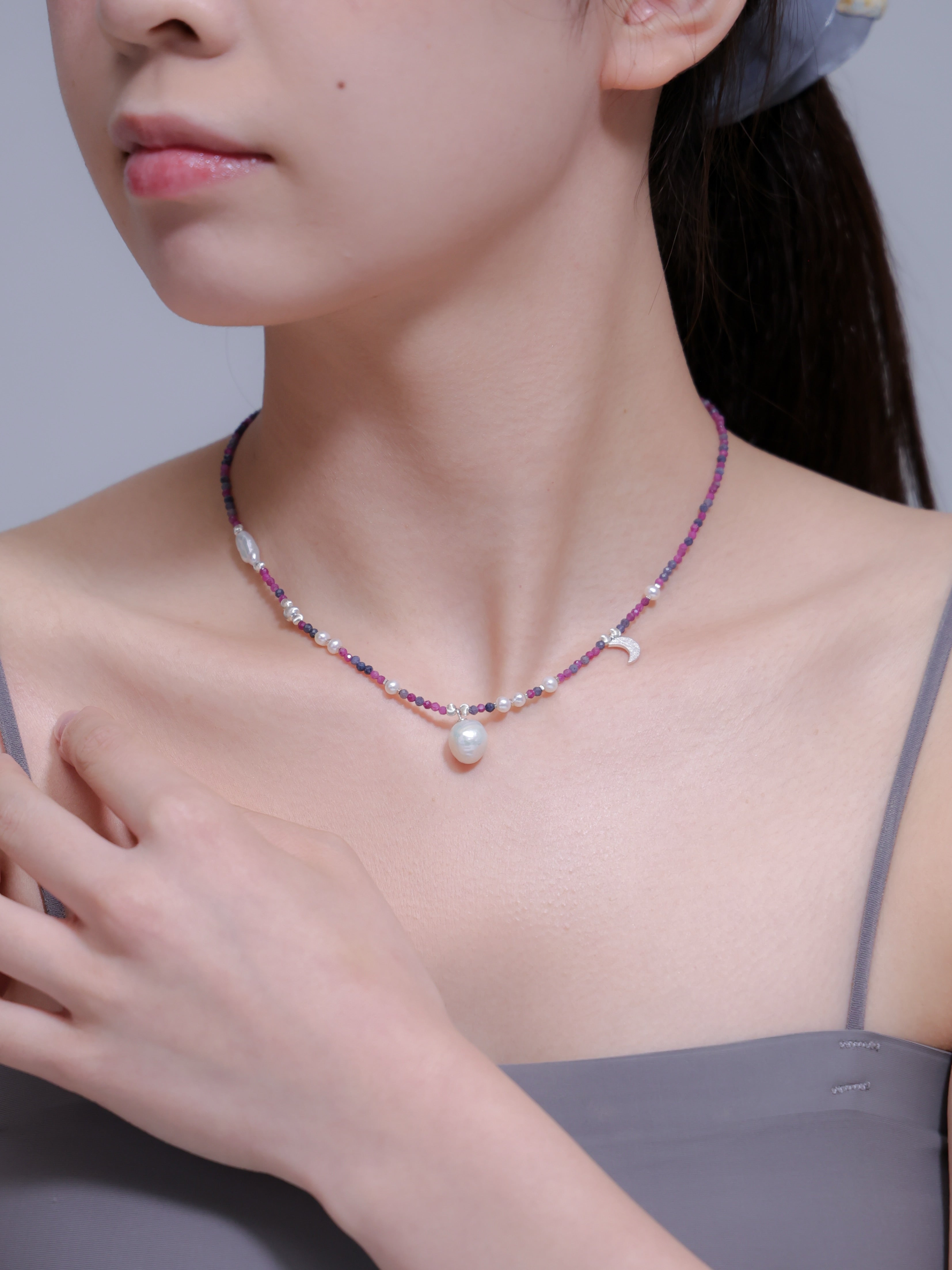 バイカラーサファイア & バロックパール ネックレス 宵闇の月 メイン画像 神秘の紫と銀の三日月