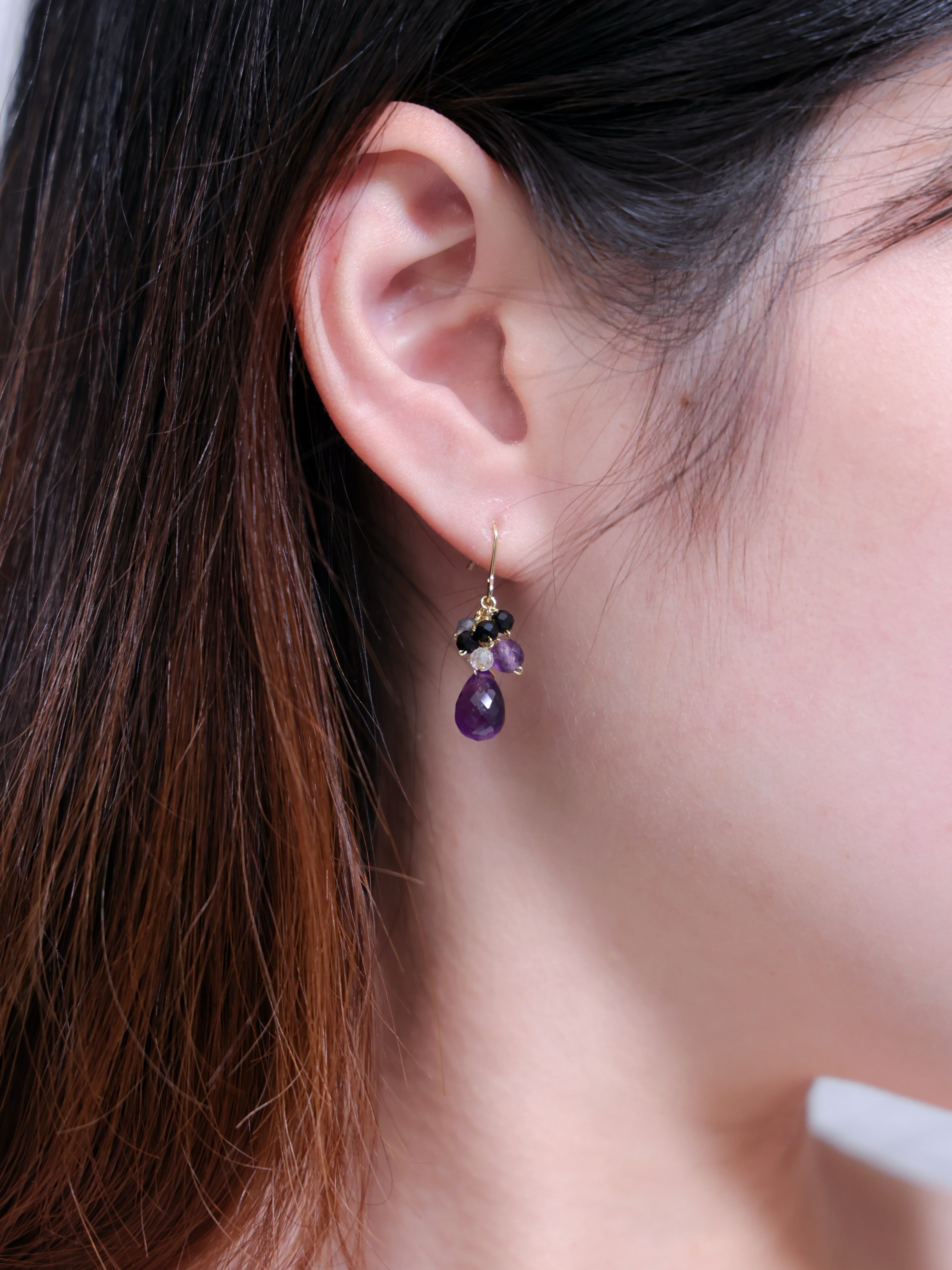 黒髪 モデル ピアス 着用 落ち着いた雰囲気 モード系