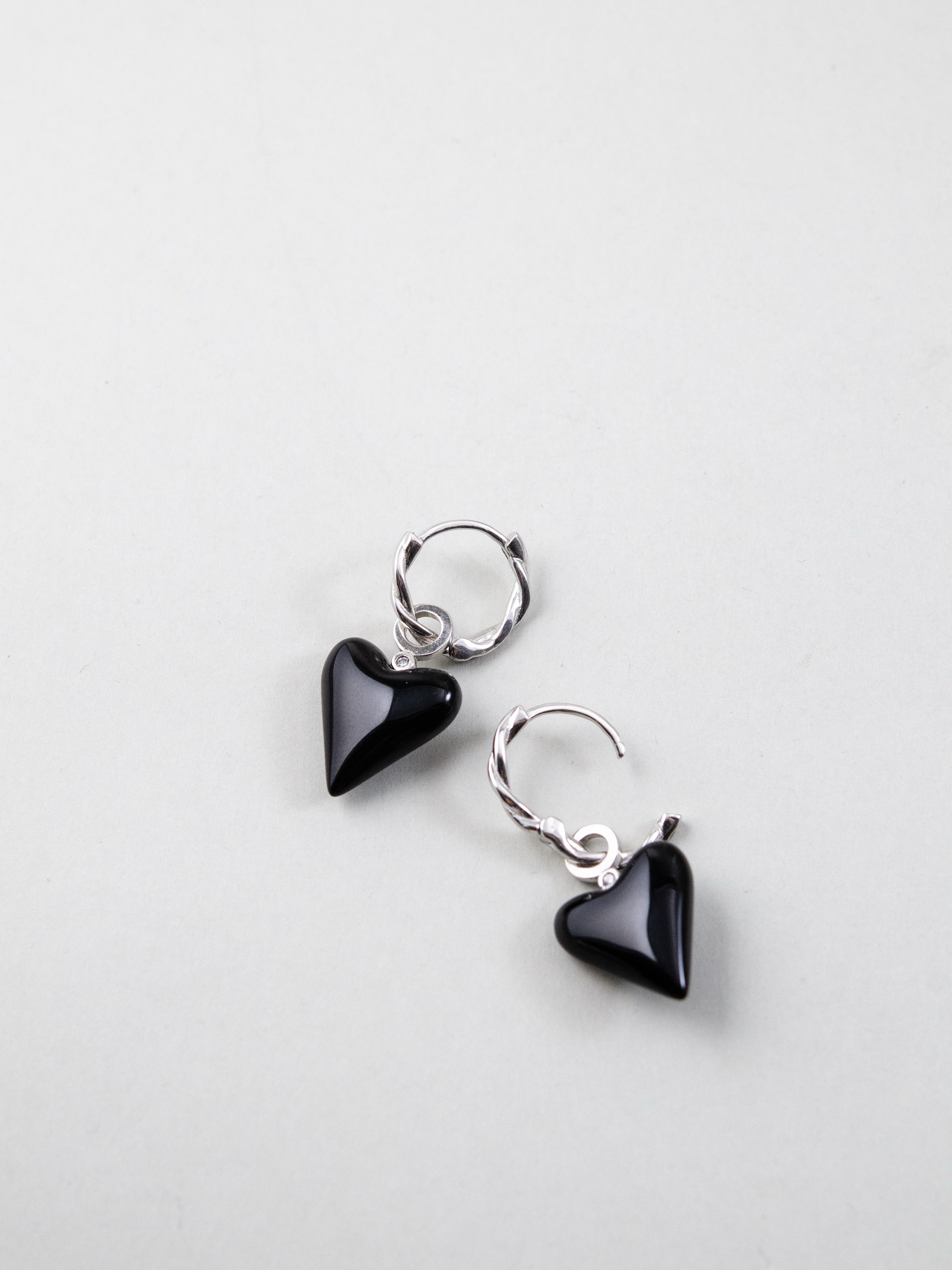 ブラック ハート チャーム ピアス 置き画 角度 天然石 艶
