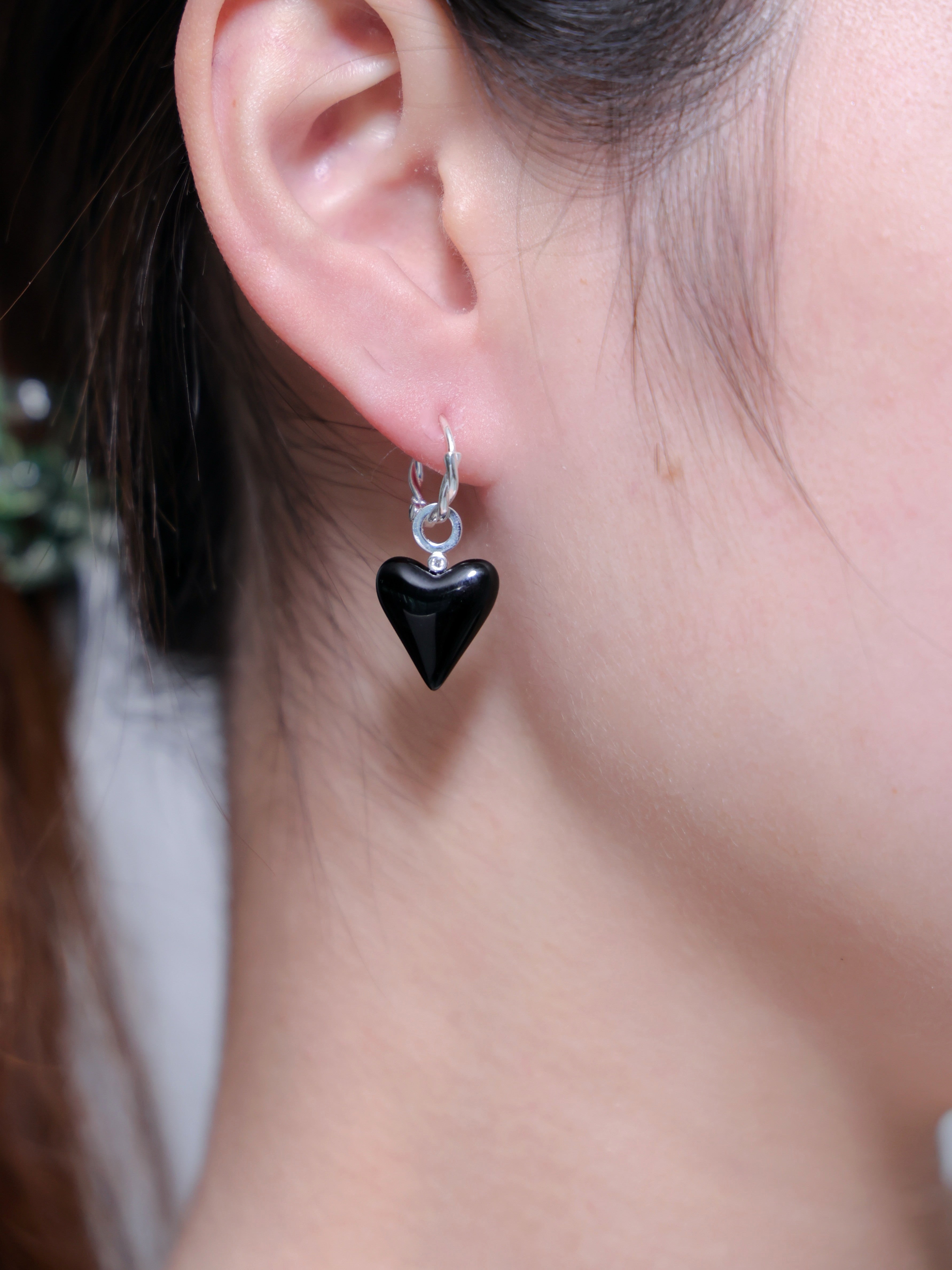 黒 ハート ピアス 着用 耳元 アップ サイズ感 シンプル