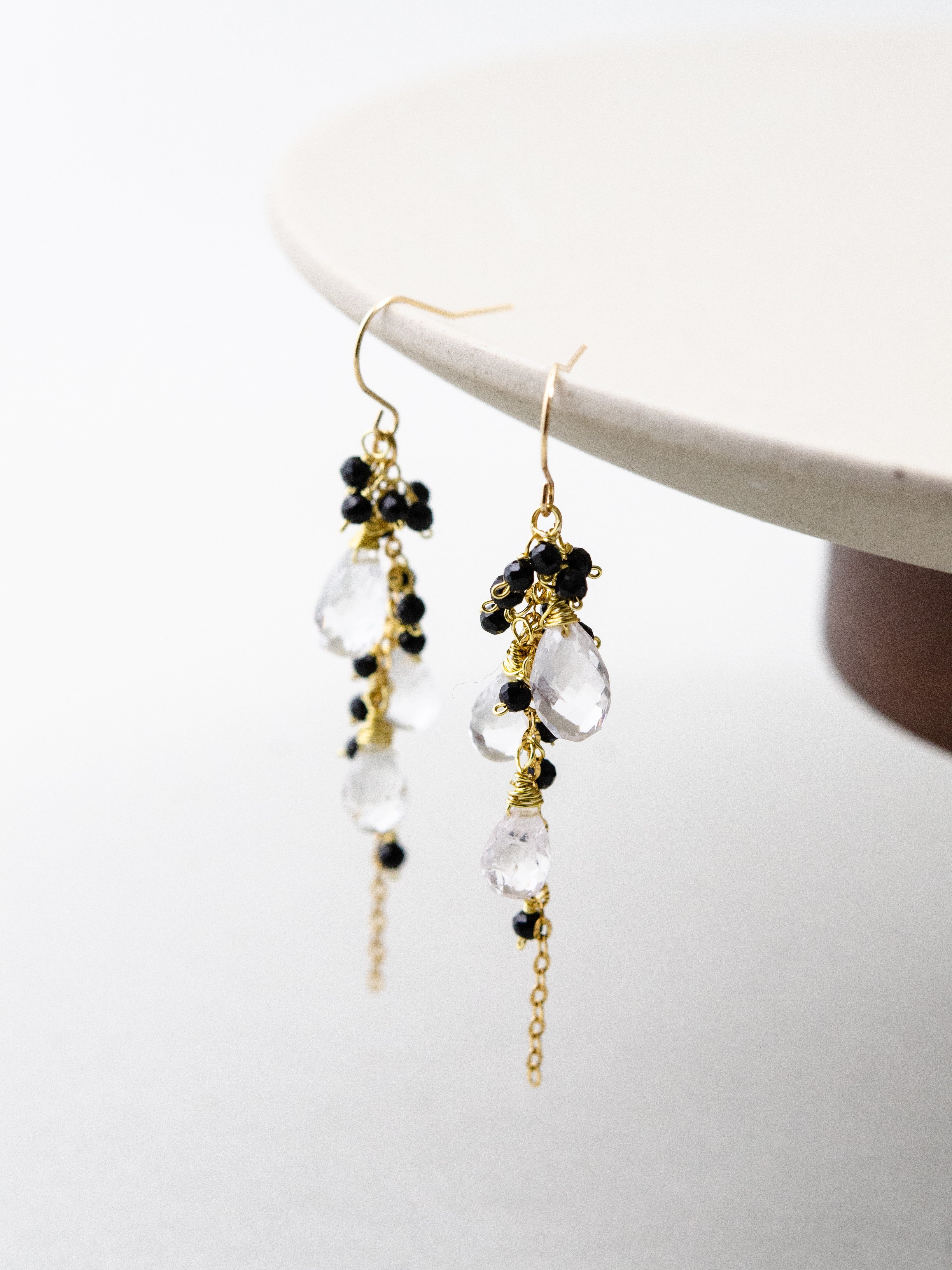 ブラックオブシディアン & クォーツ 揺れる ロングピアス 全体像 14kgf