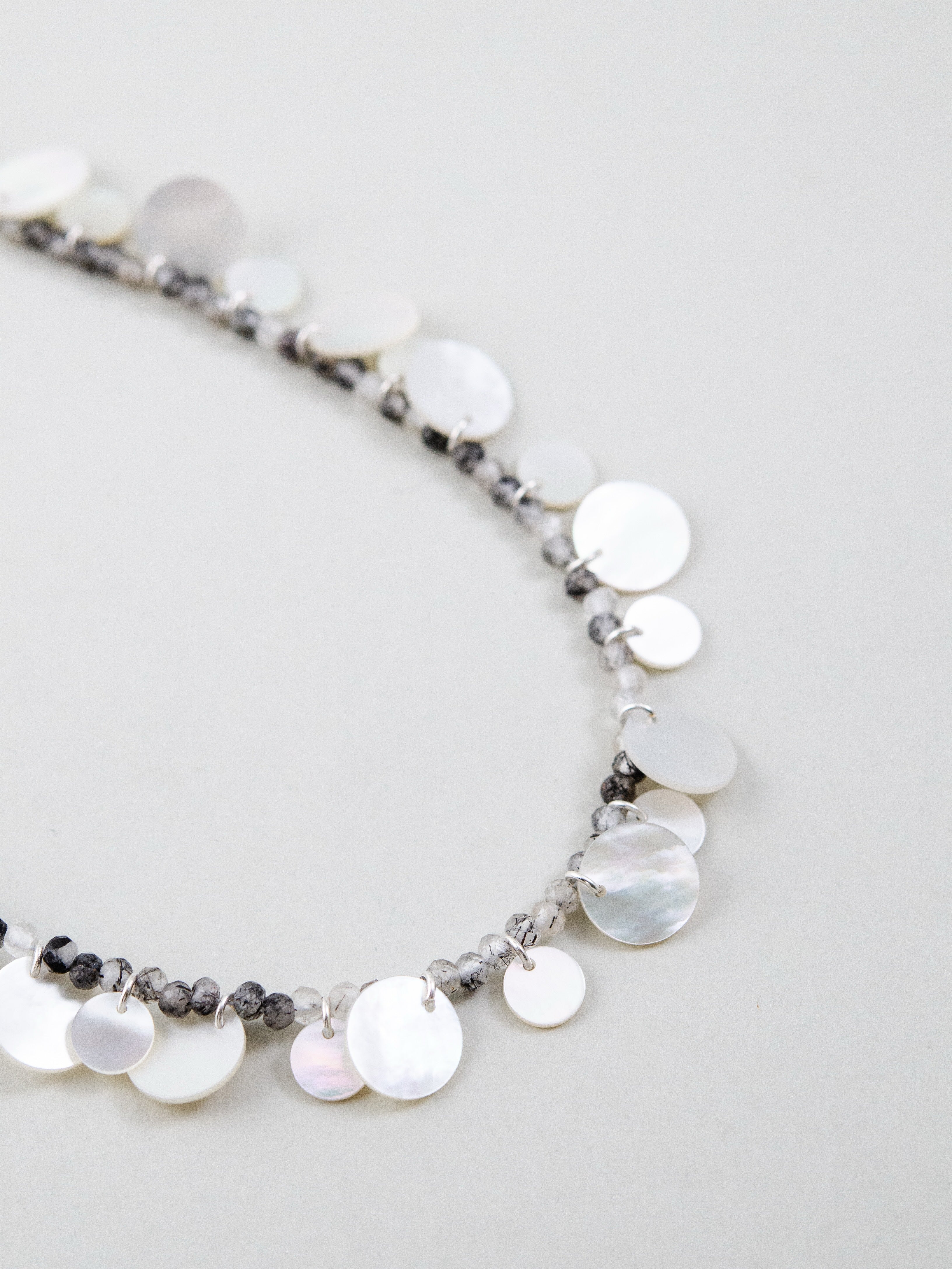 ブラックルチルの黒と白蝶貝の白 クールな色の対比詳細