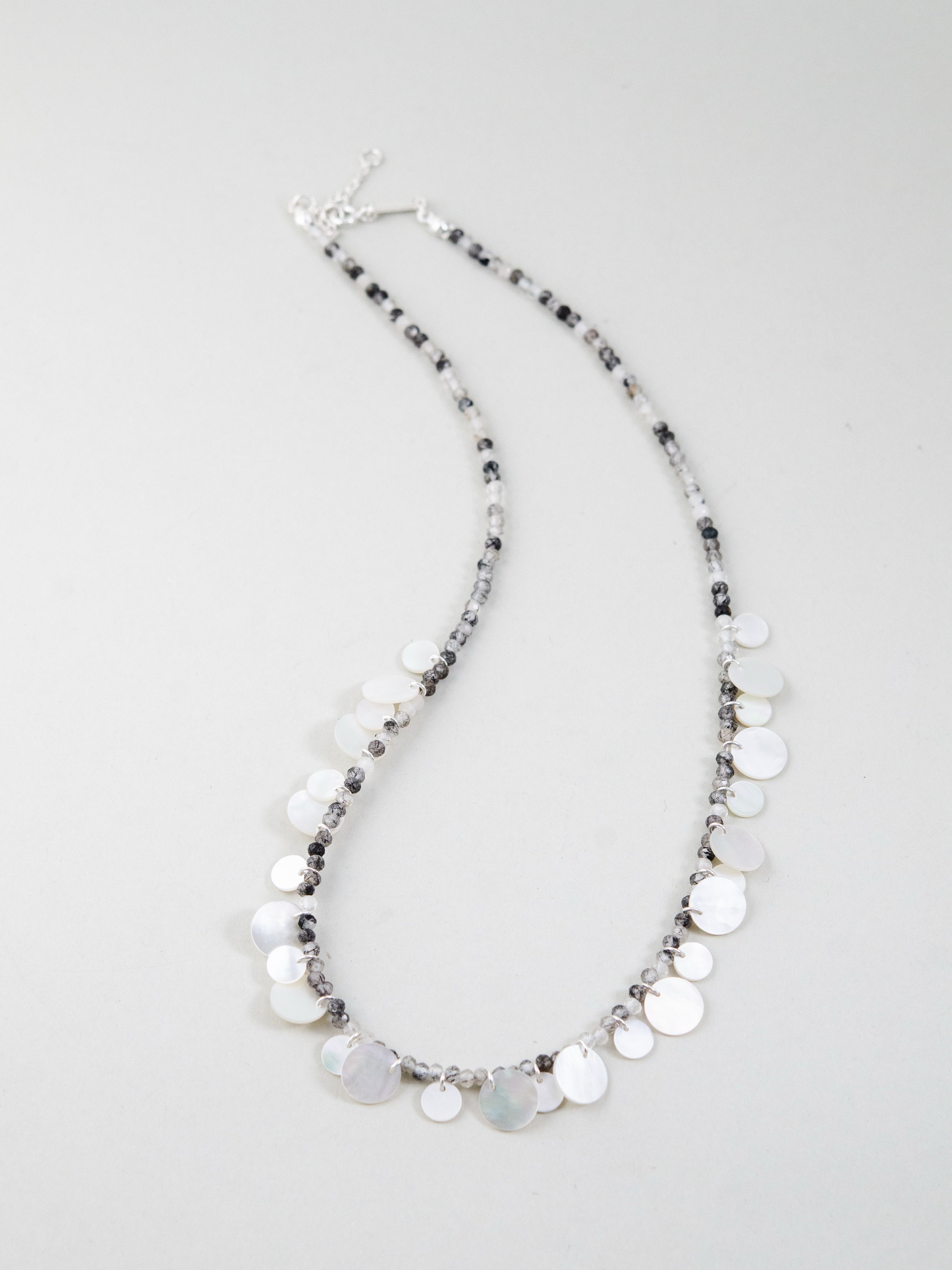 ブラックルチルと白蝶貝のネックレス 夜霧と白月のコントラスト S字ディスプレイ