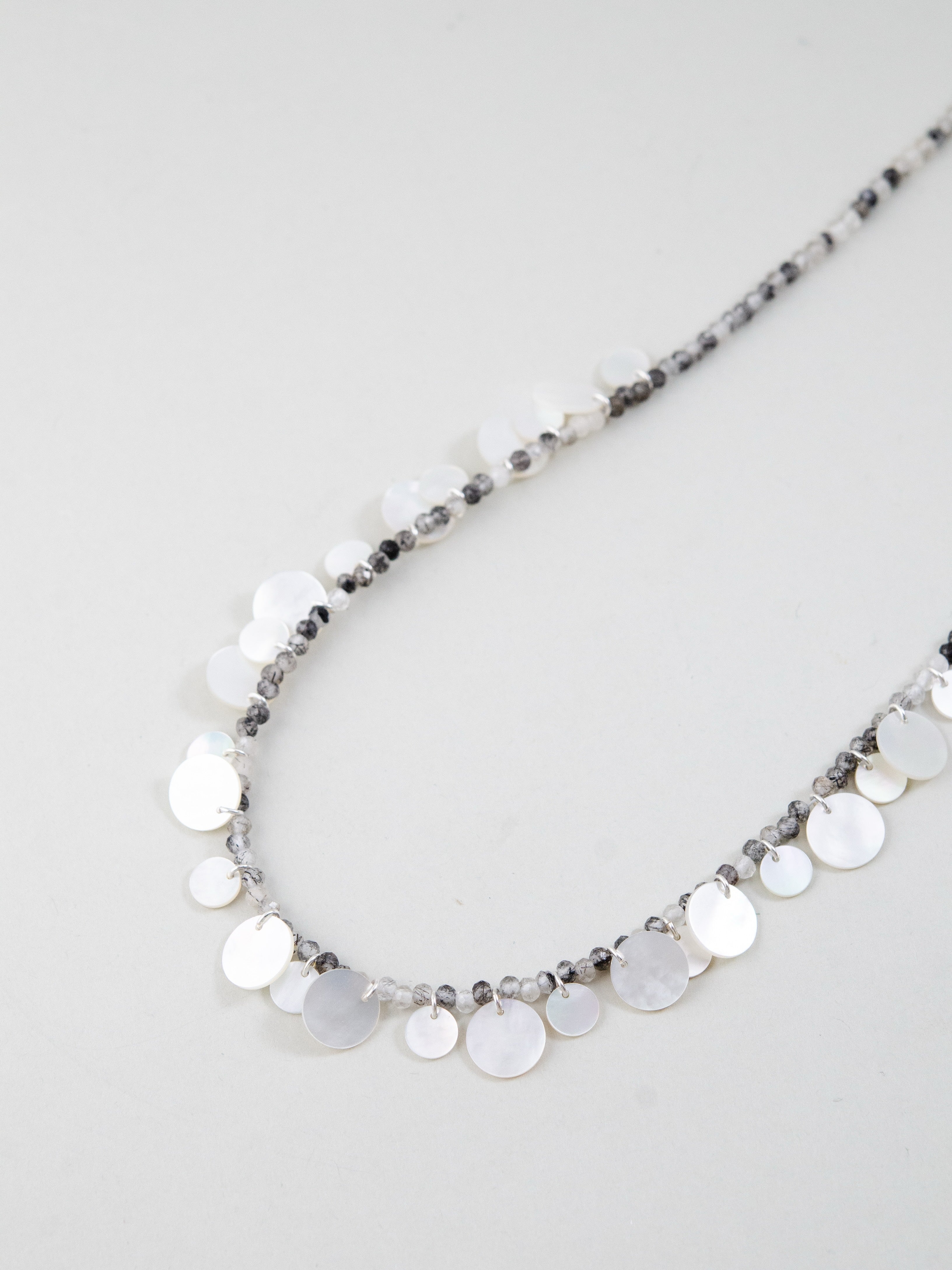 天然石の質感 ブラックルチルの輝きと白蝶貝の艶 マクロ画像