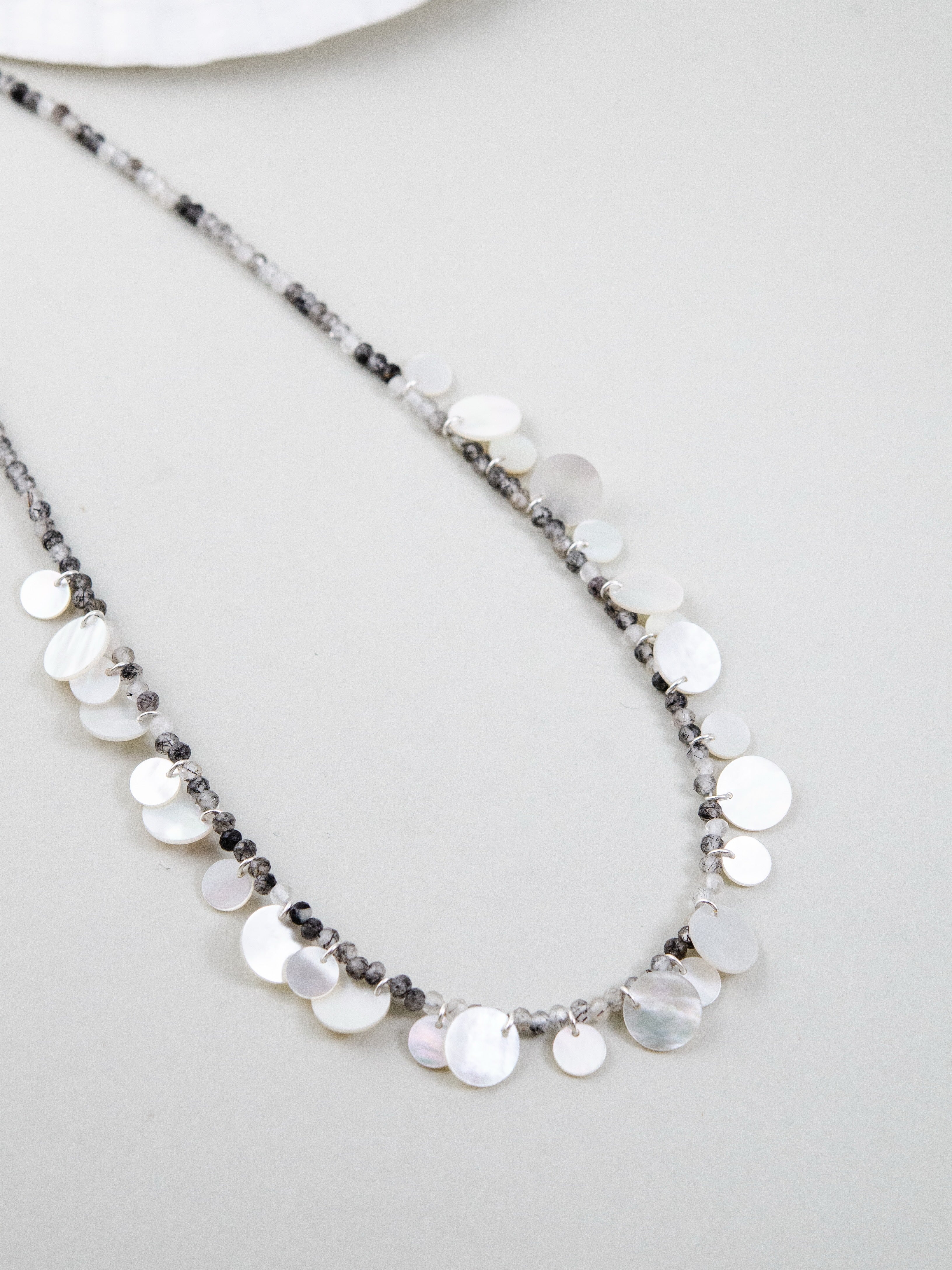 SV925 ブラックルチル 白蝶貝 ネックレス カーブ配置