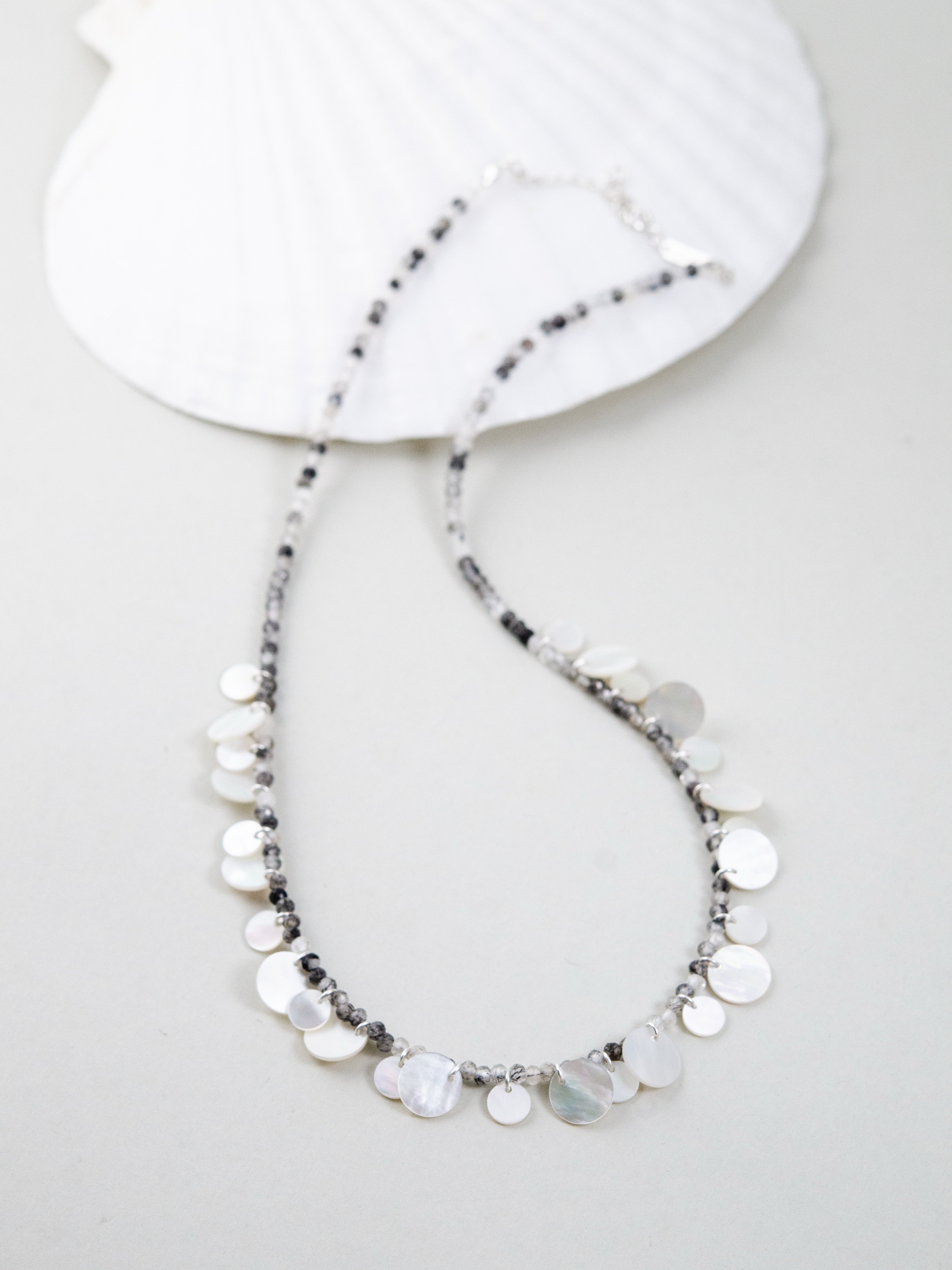 白蝶貝ネックレス シェルトレイ上のディスプレイ 天然石の対比