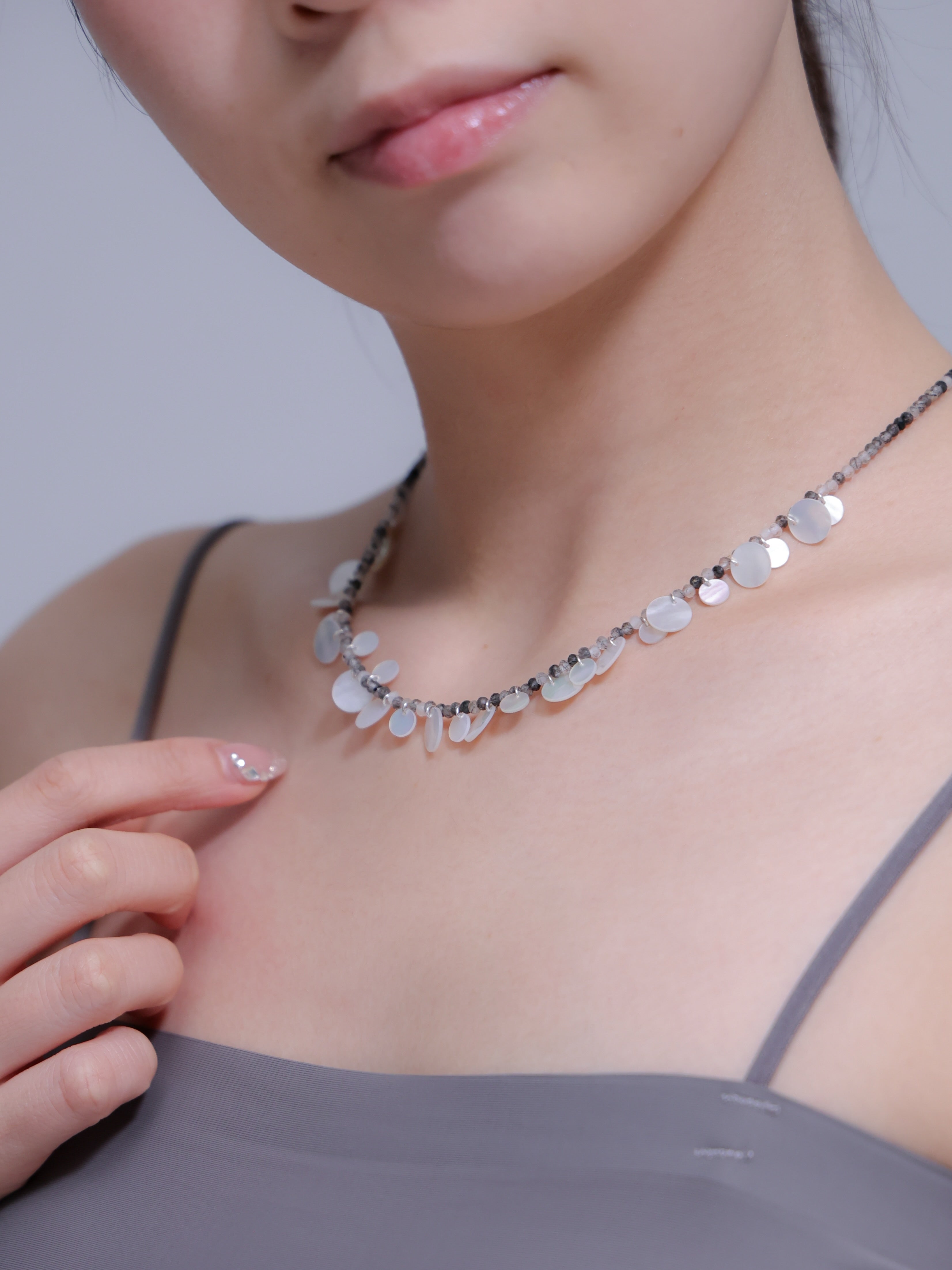モノトーン天然石ネックレス着用 正面 手を添えるポーズ