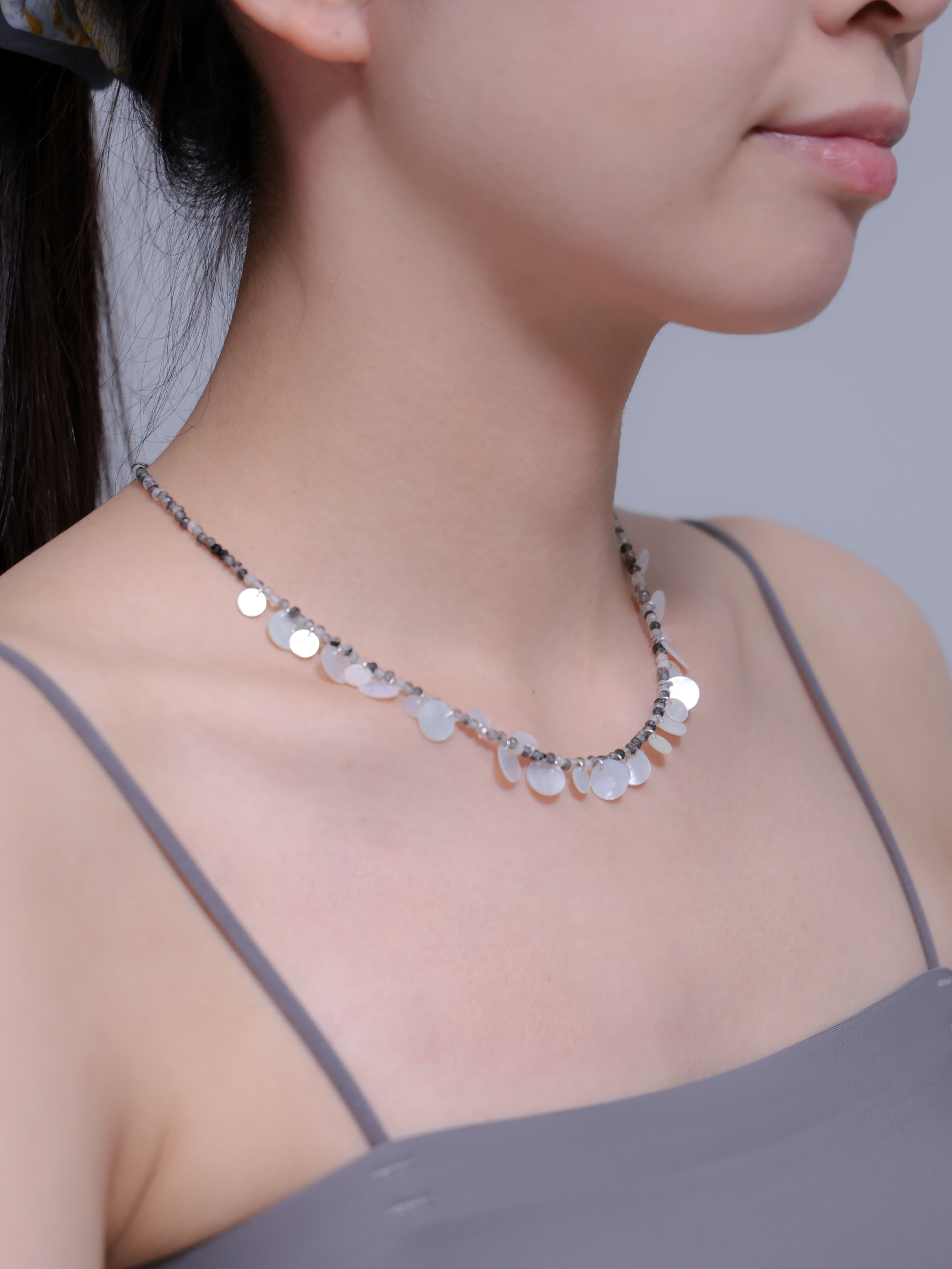 ブラックルチルネックレス着用 横顔 クールなモノトーンスタイル