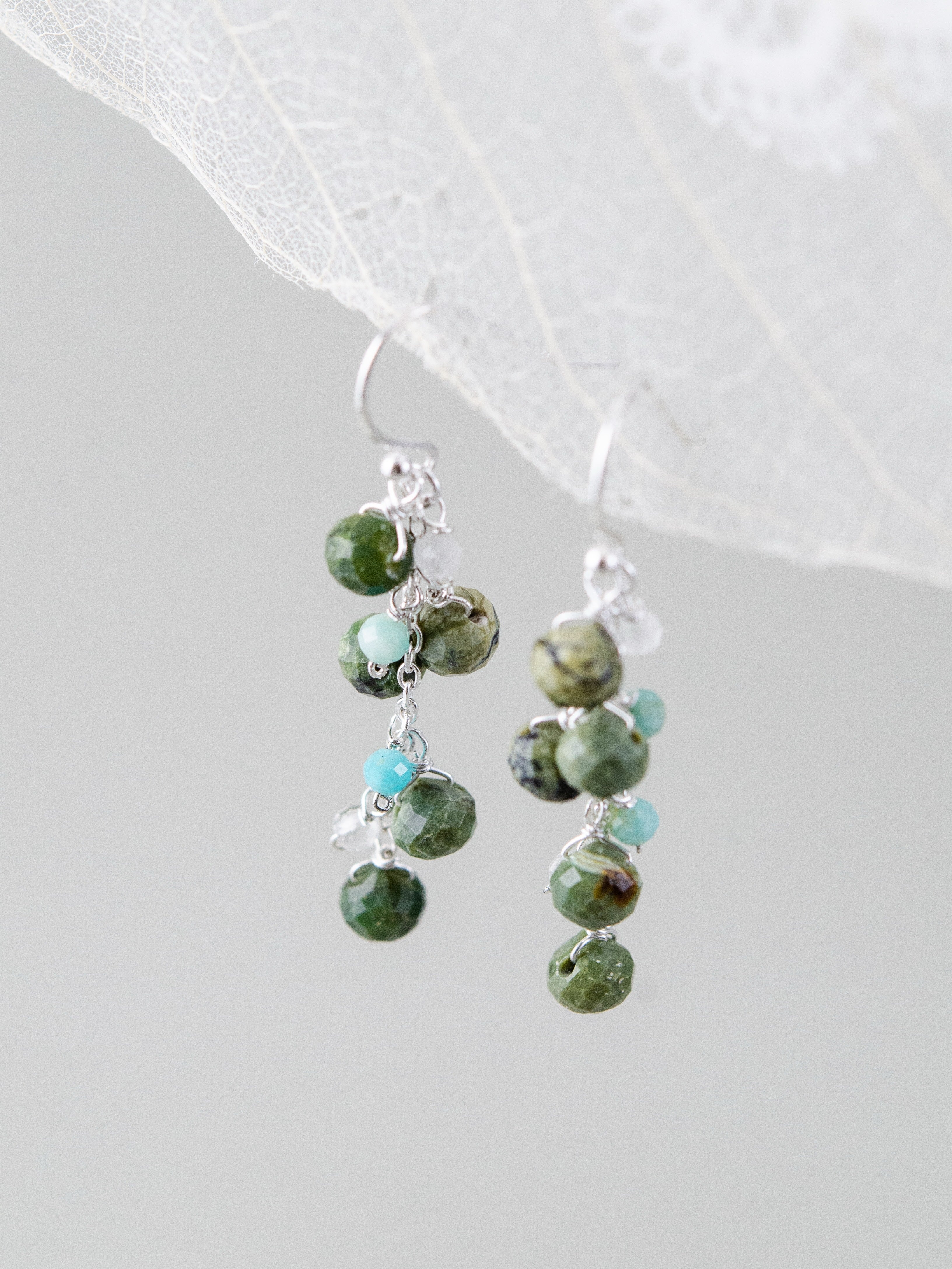 カナダ翡翠 & アマゾナイト ピアス 太古の森 メイン画像 深い緑と希望の碧 14kgf対応