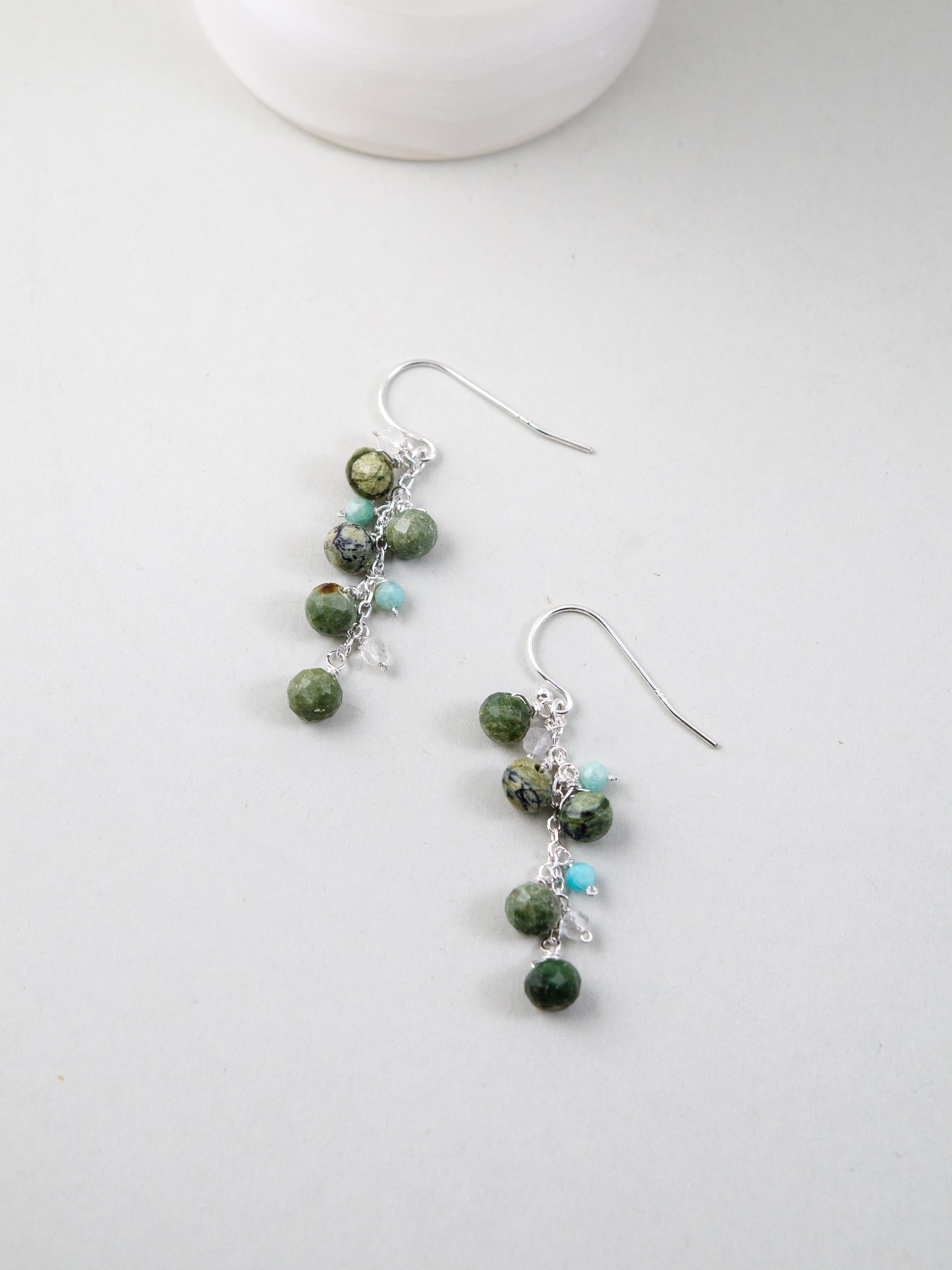 天然石ピアス 平置き カナダ翡翠とアマゾナイト 房状デザイン 詳細画像