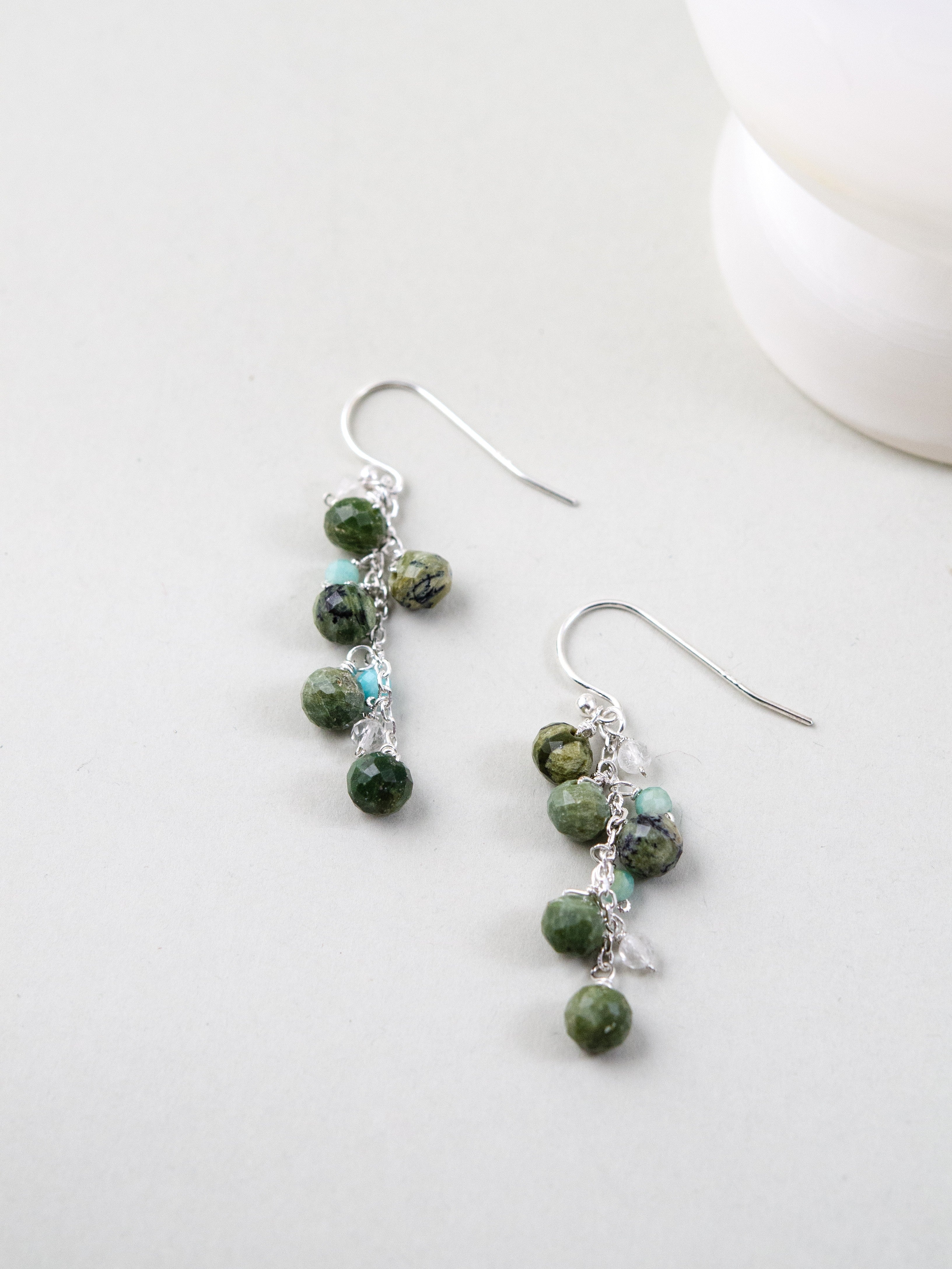 カナダ翡翠 アマゾナイト ピアス 全体画像 シンプルな白背景 14kgf変更可