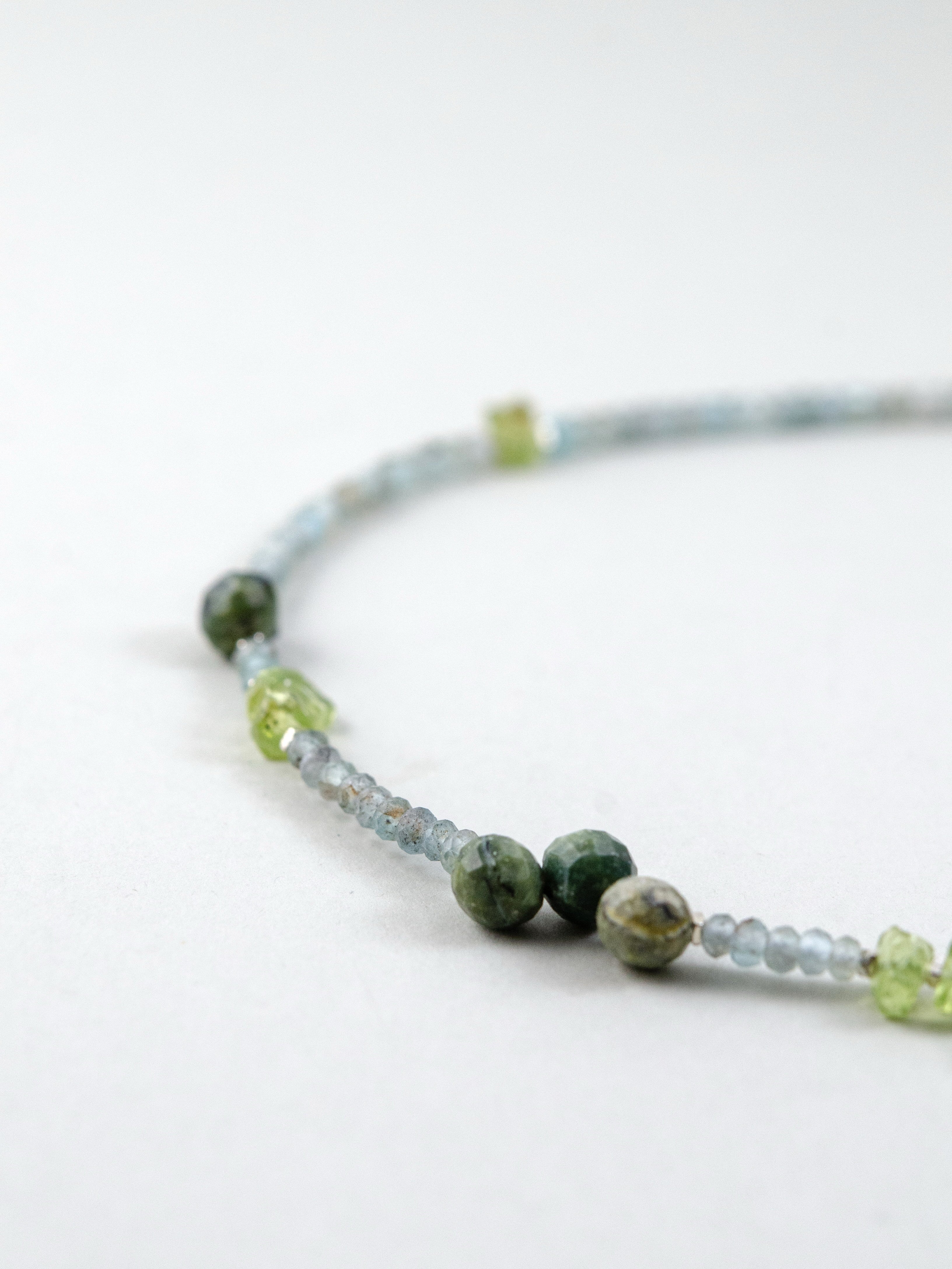 カナダ翡翠 アパタイト ビーズ詳細 森の緑と水の碧のコントラスト