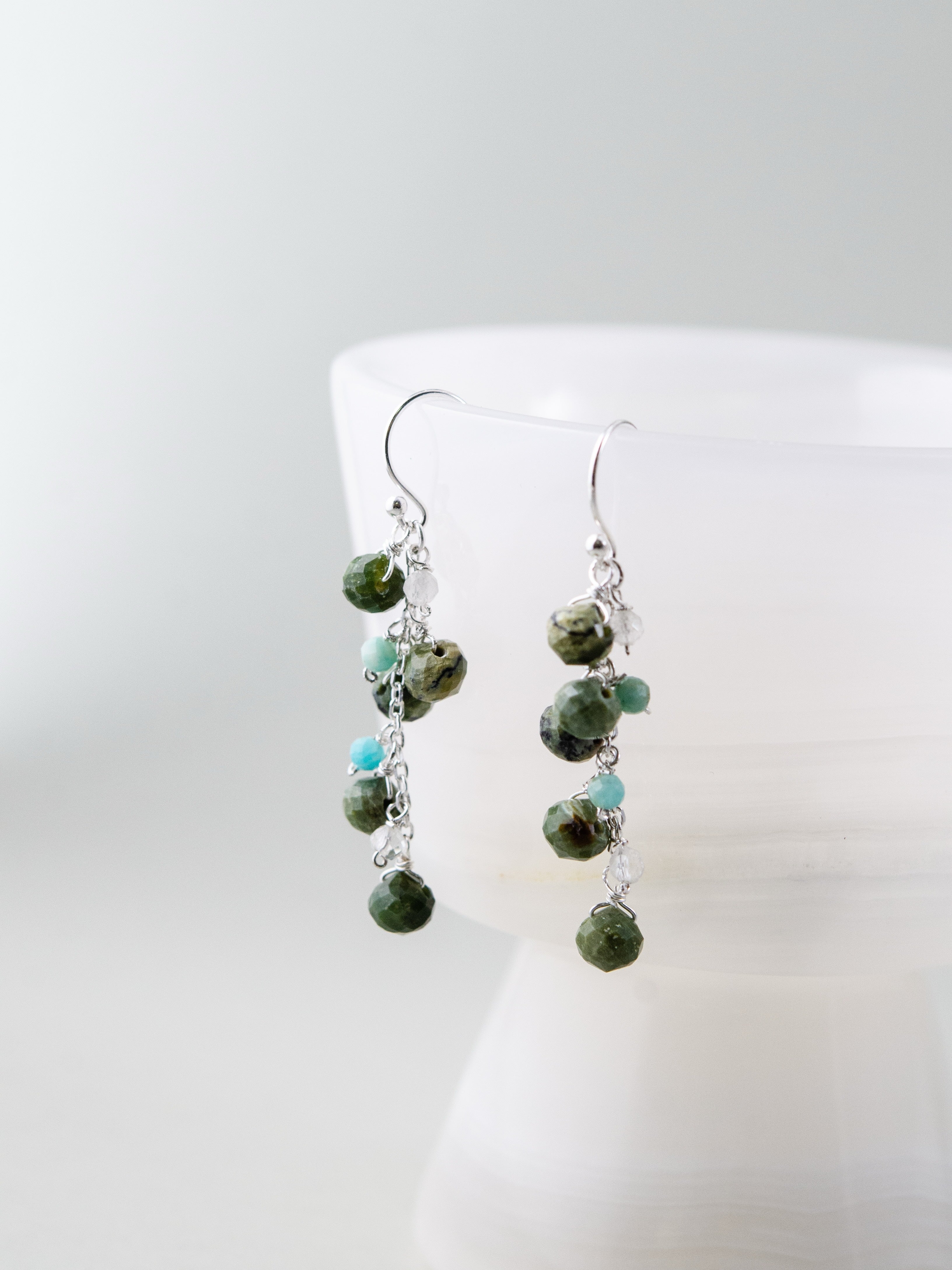 天然石ピアス ディスプレイ 白い器と太古の森のイメージ 癒やしの緑