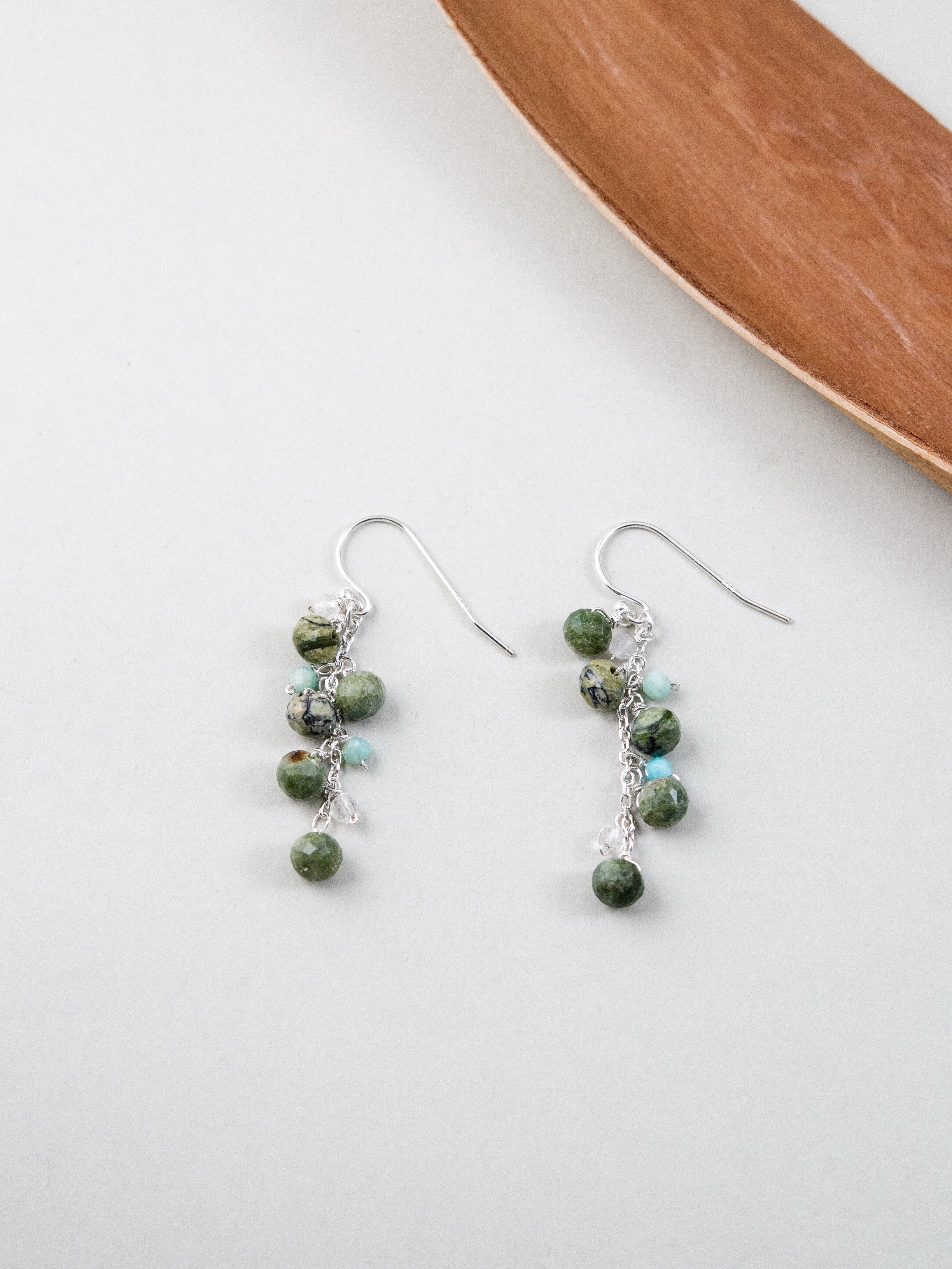 カナダ翡翠 ピアス ペア画像 木製プレートと天然石のコントラスト