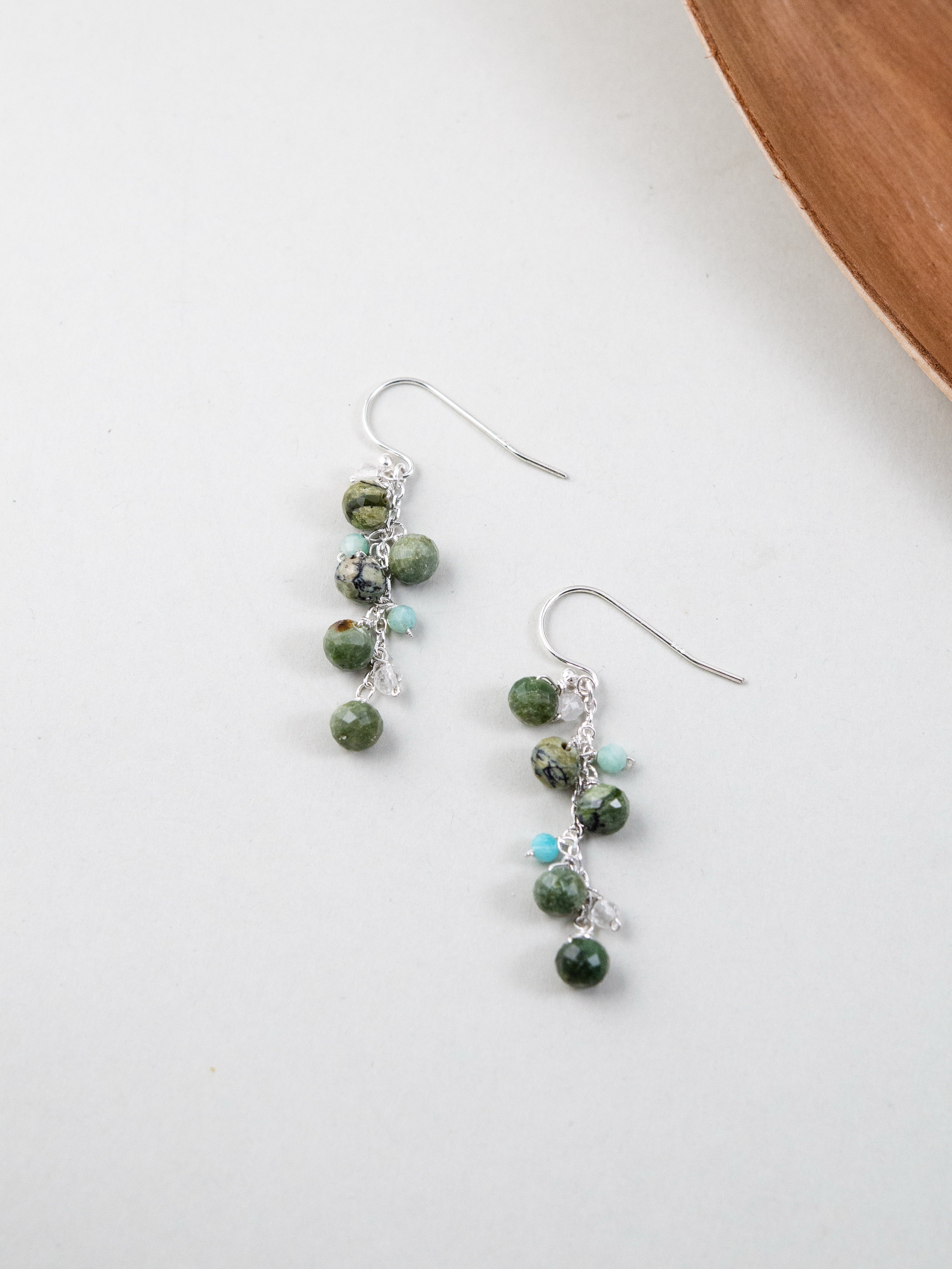 太古の森 ピアス スタイリング 木製トレイと落ち着いた緑の色彩