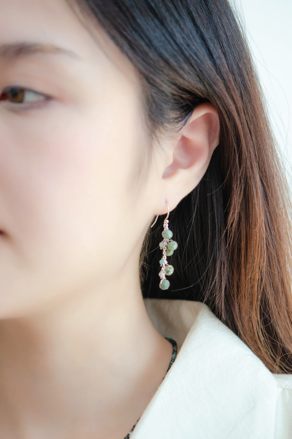 カナダ翡翠 ピアス着用 横顔 深い緑の天然石とアマゾナイトのアクセント