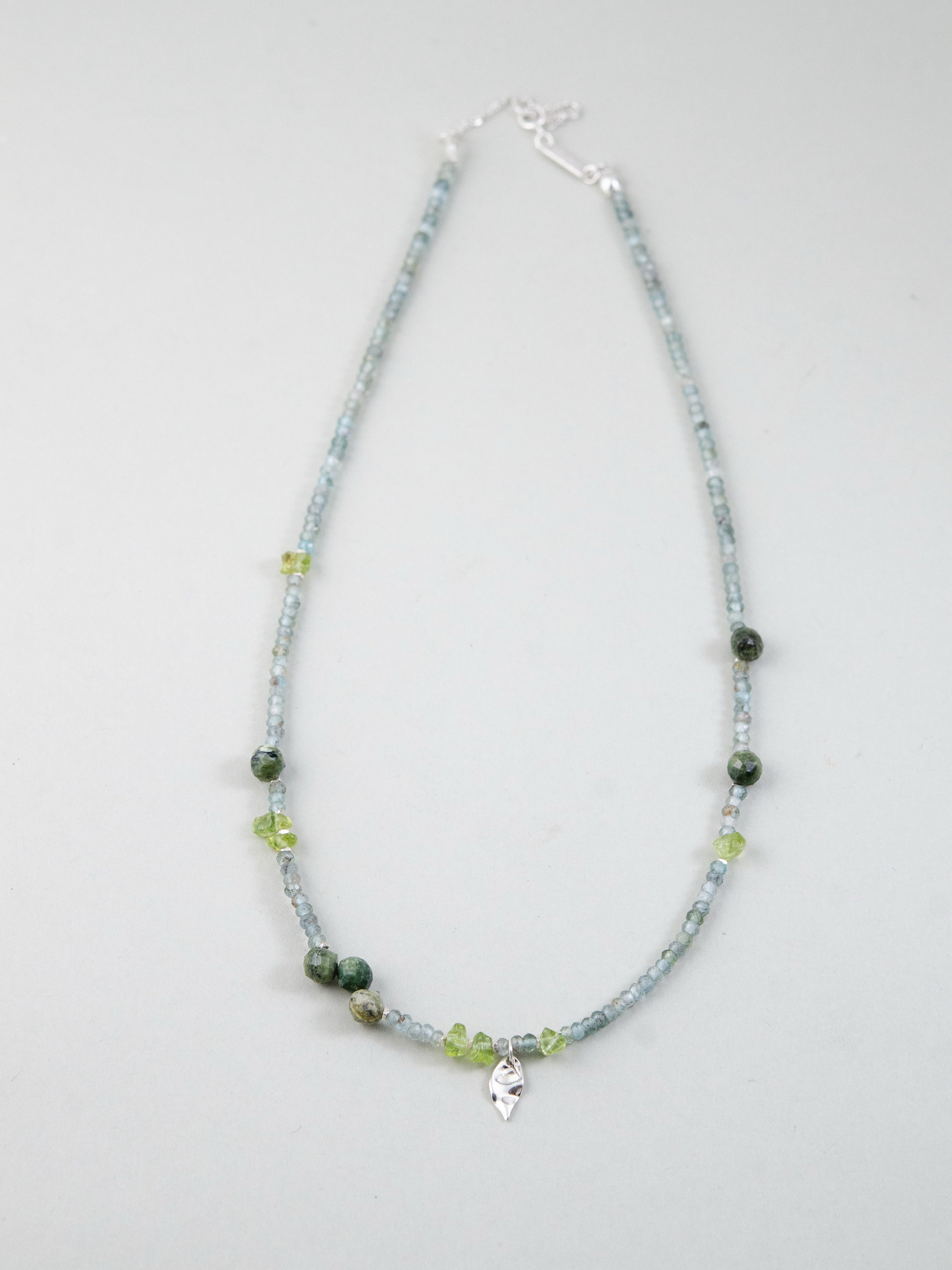 天然石ネックレス 平置き 全体図 アパタイトと銀の葉チャーム