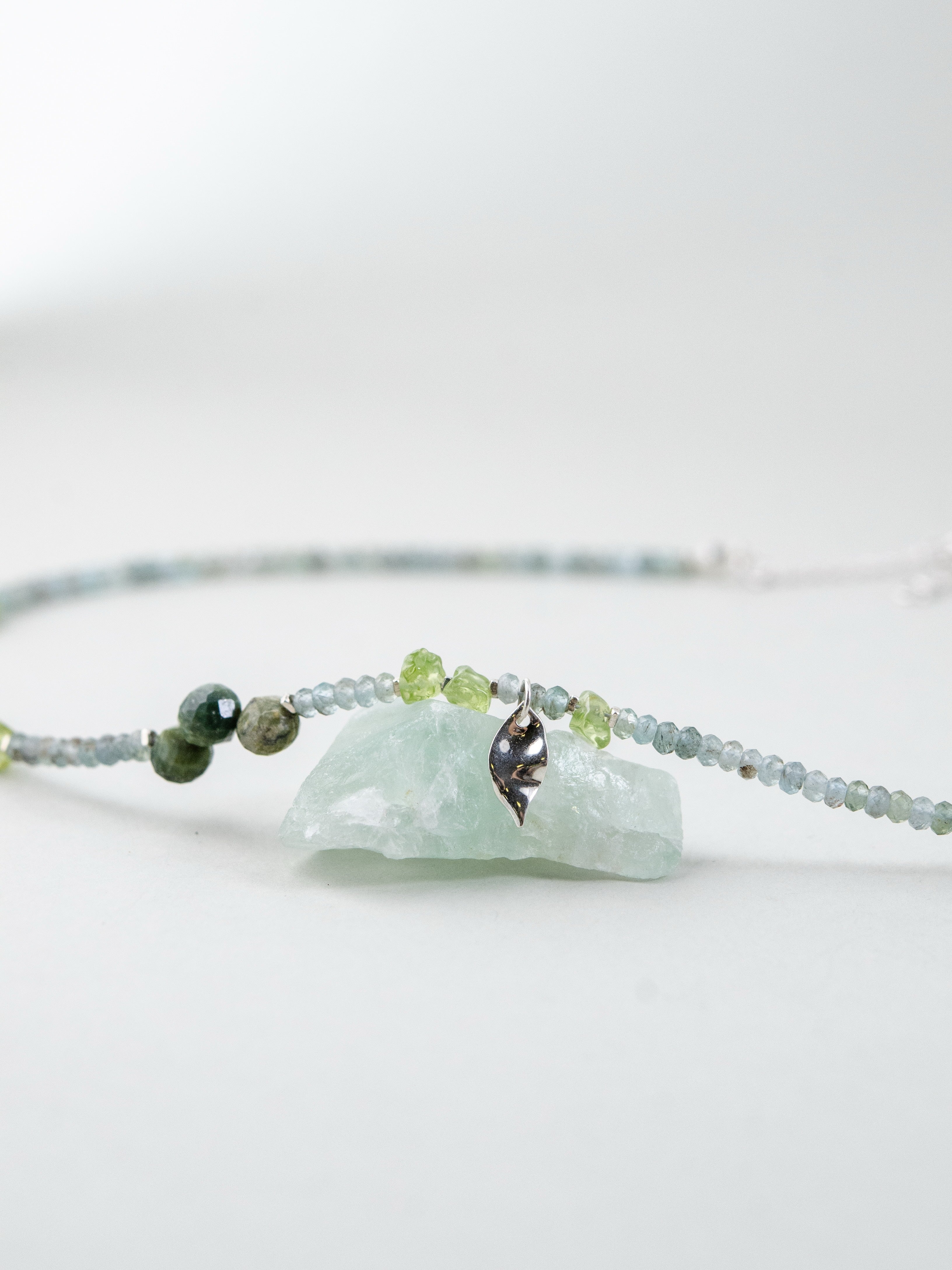 天然石ネックレス スタイリング画像 銀の葉とアパタイトの輝き