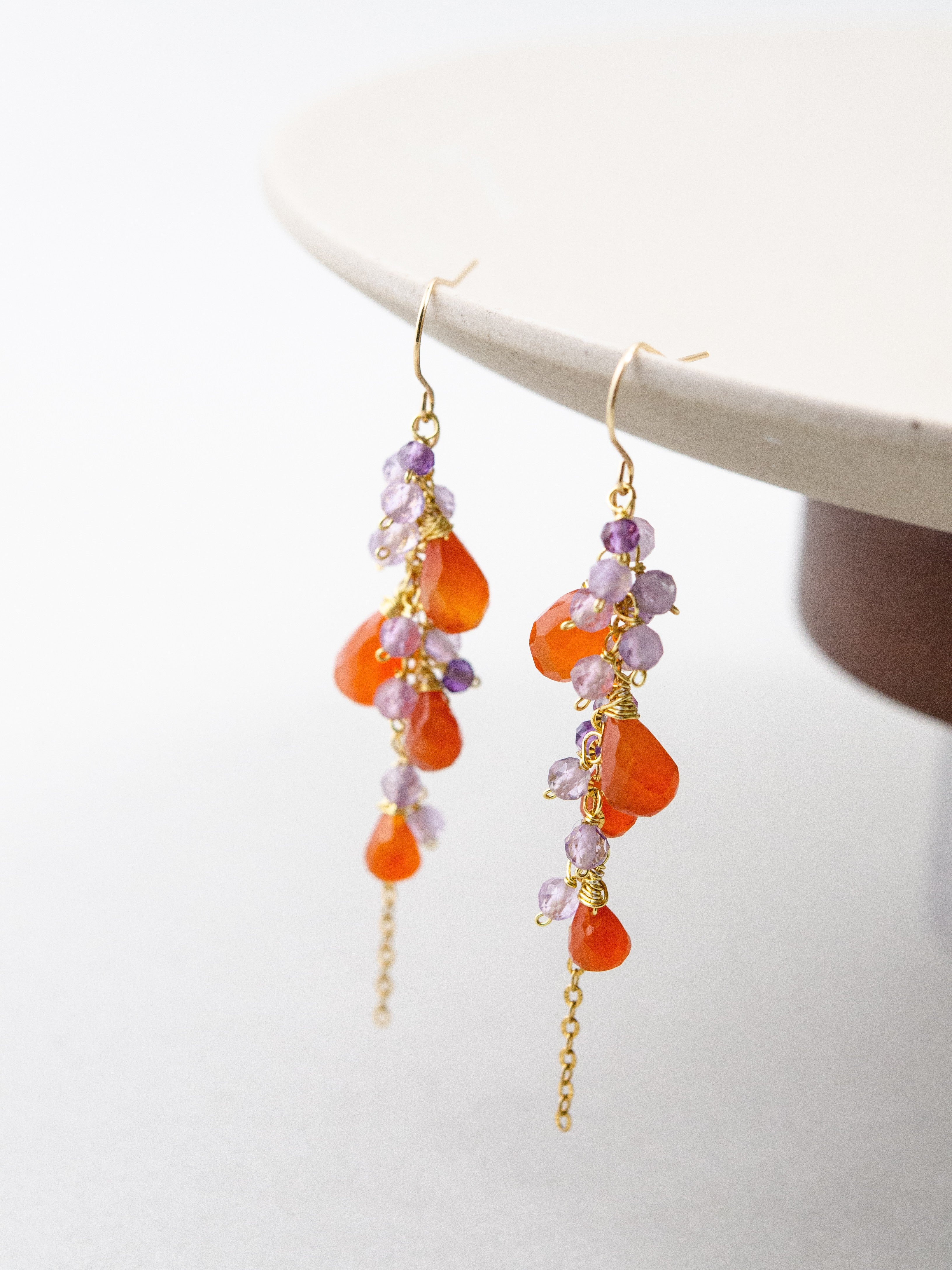 カーネリアン 天然石ピアス 置き画 オレンジと紫のコントラスト