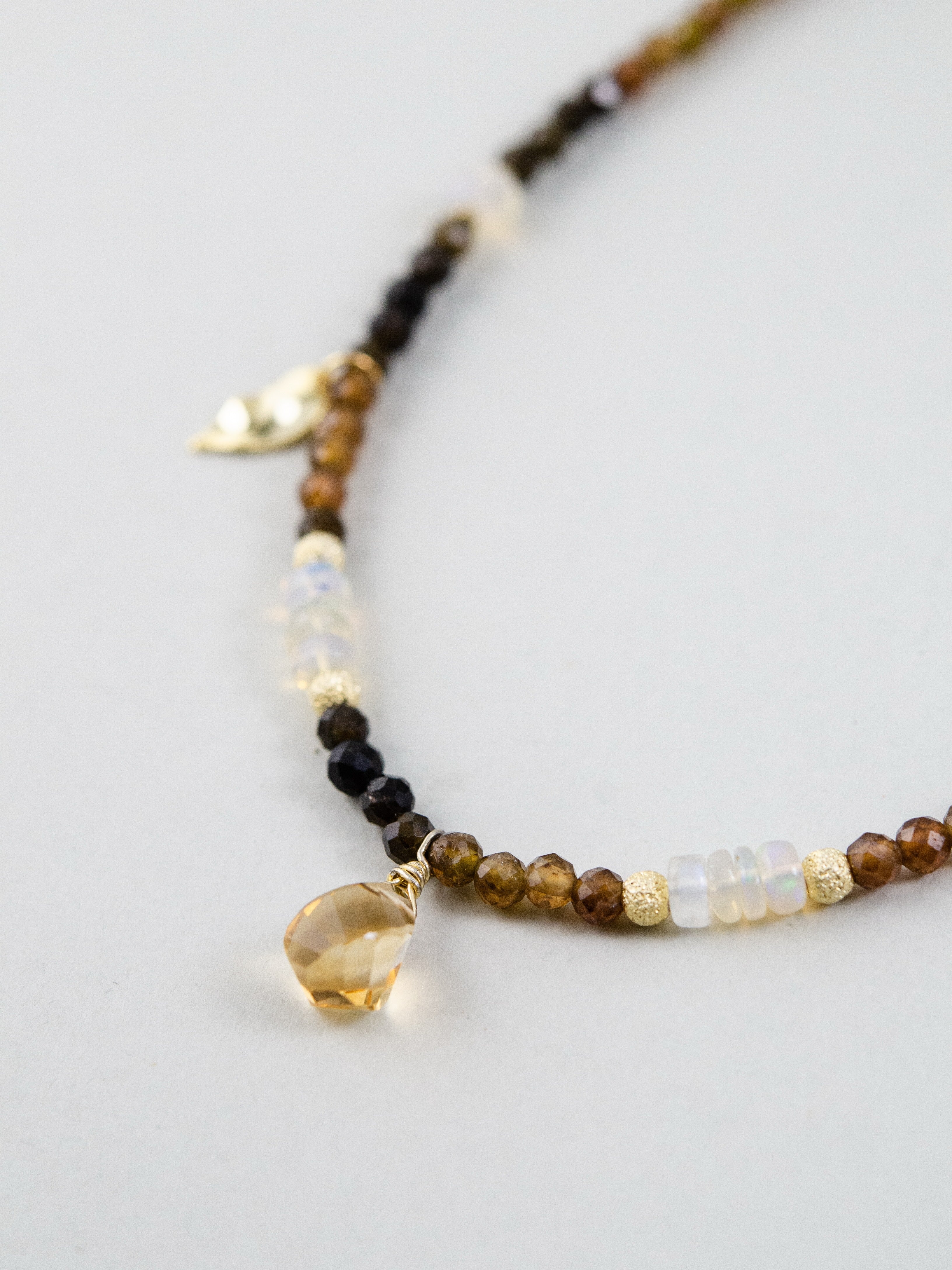 シトリンの雫と金の葉チャーム 詳細画像 実りの森をイメージしたデザイン